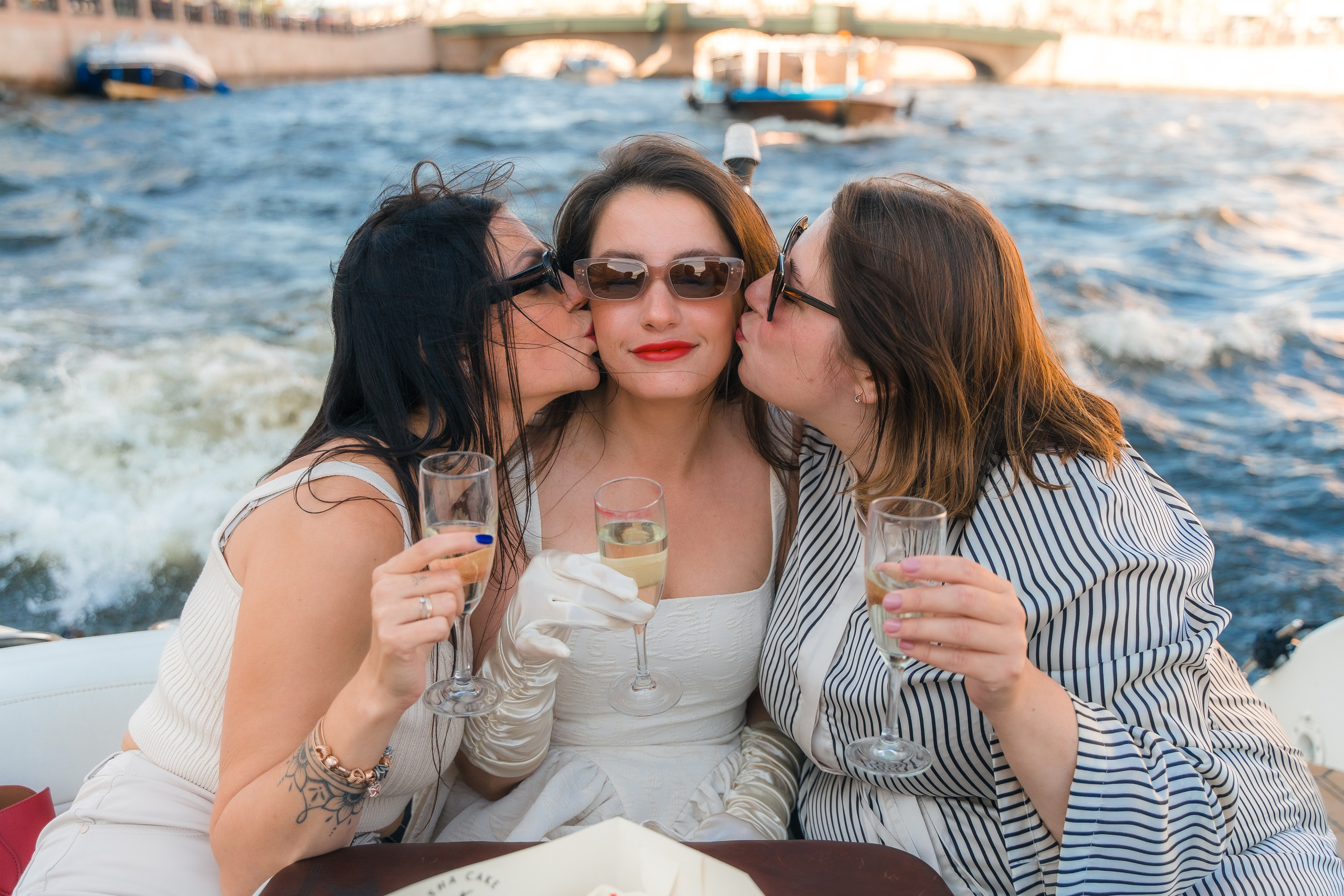 Фотосъемка девичника, встреча девушек, веселые женские портреты