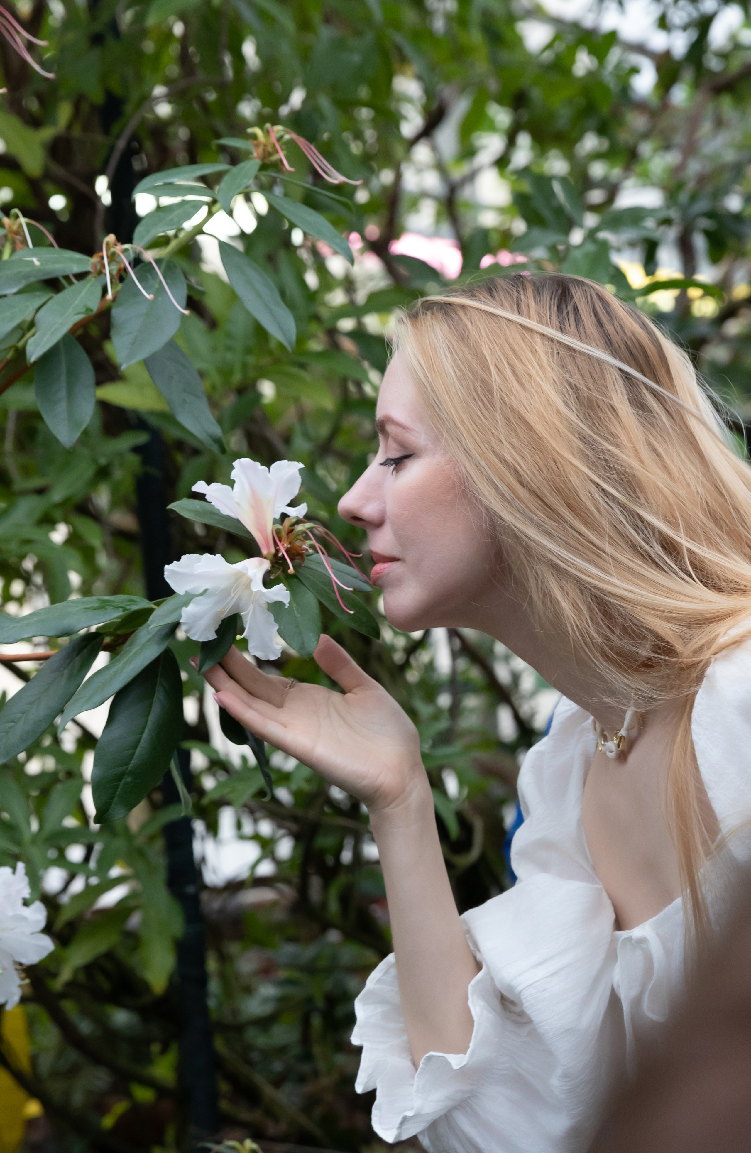 Фотосессия для девушки в белом с цветами.