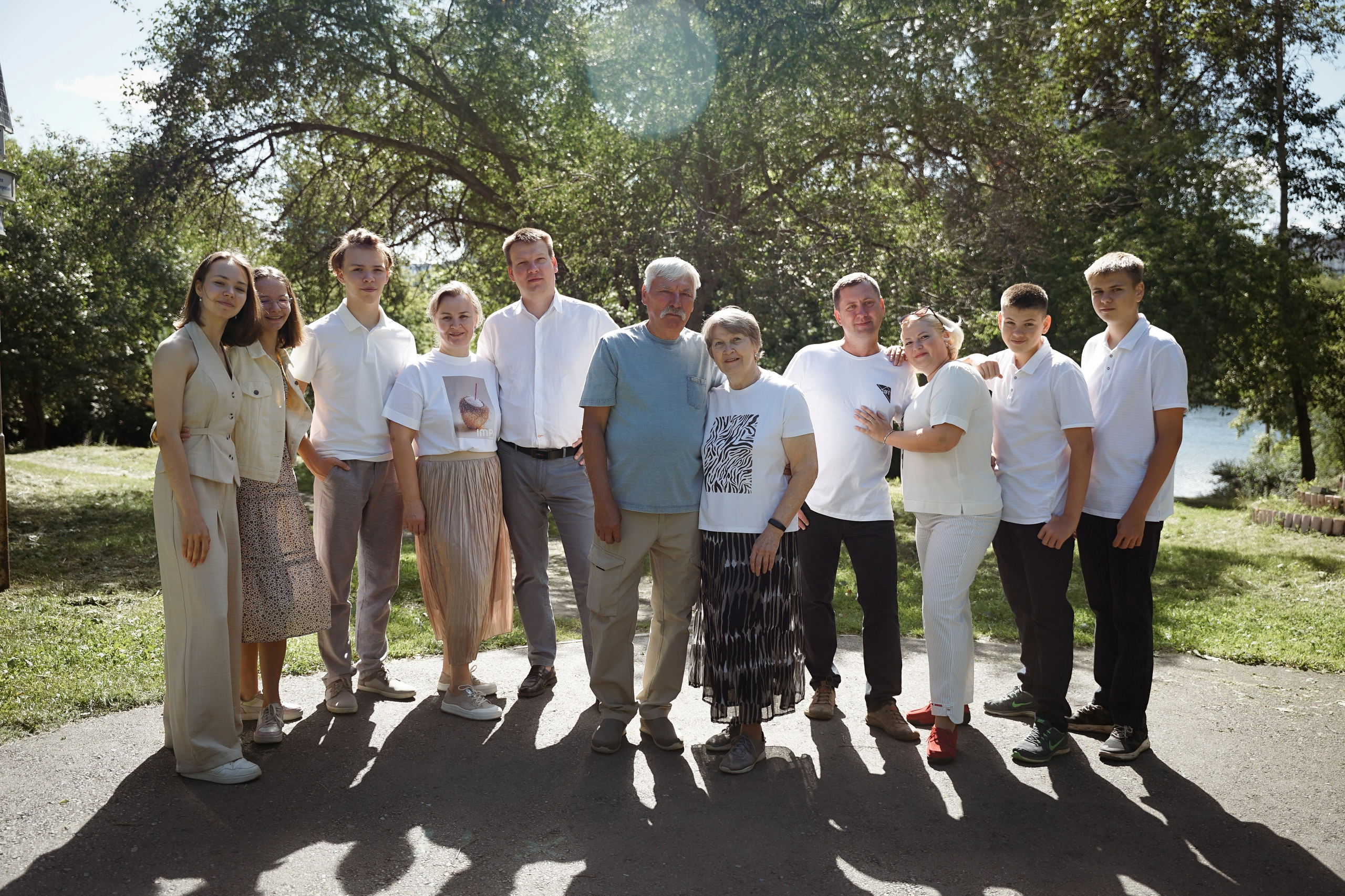 Фотосессия большой семьи в парке