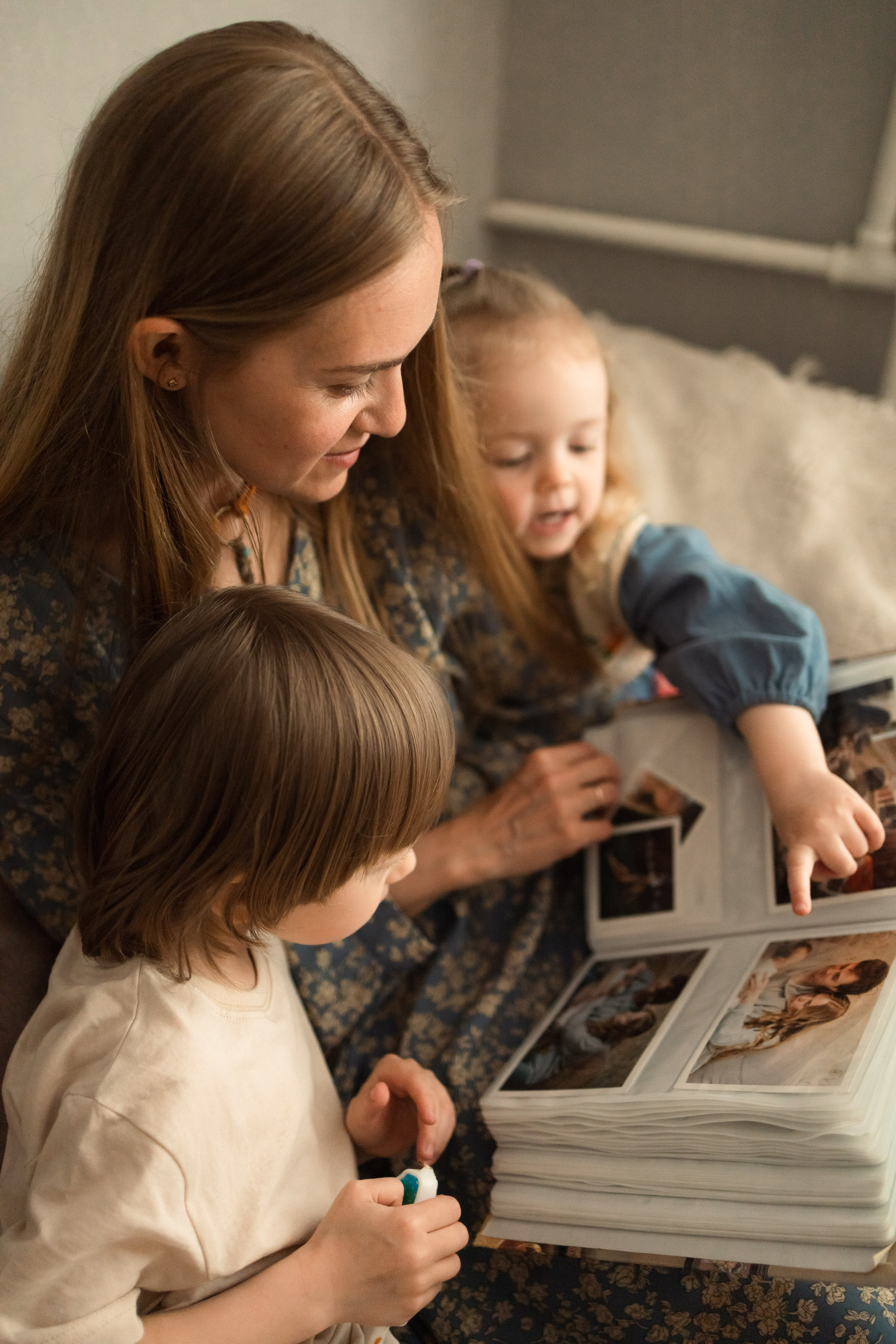 просмотр семейных альбомов в уютной домашней обстановке