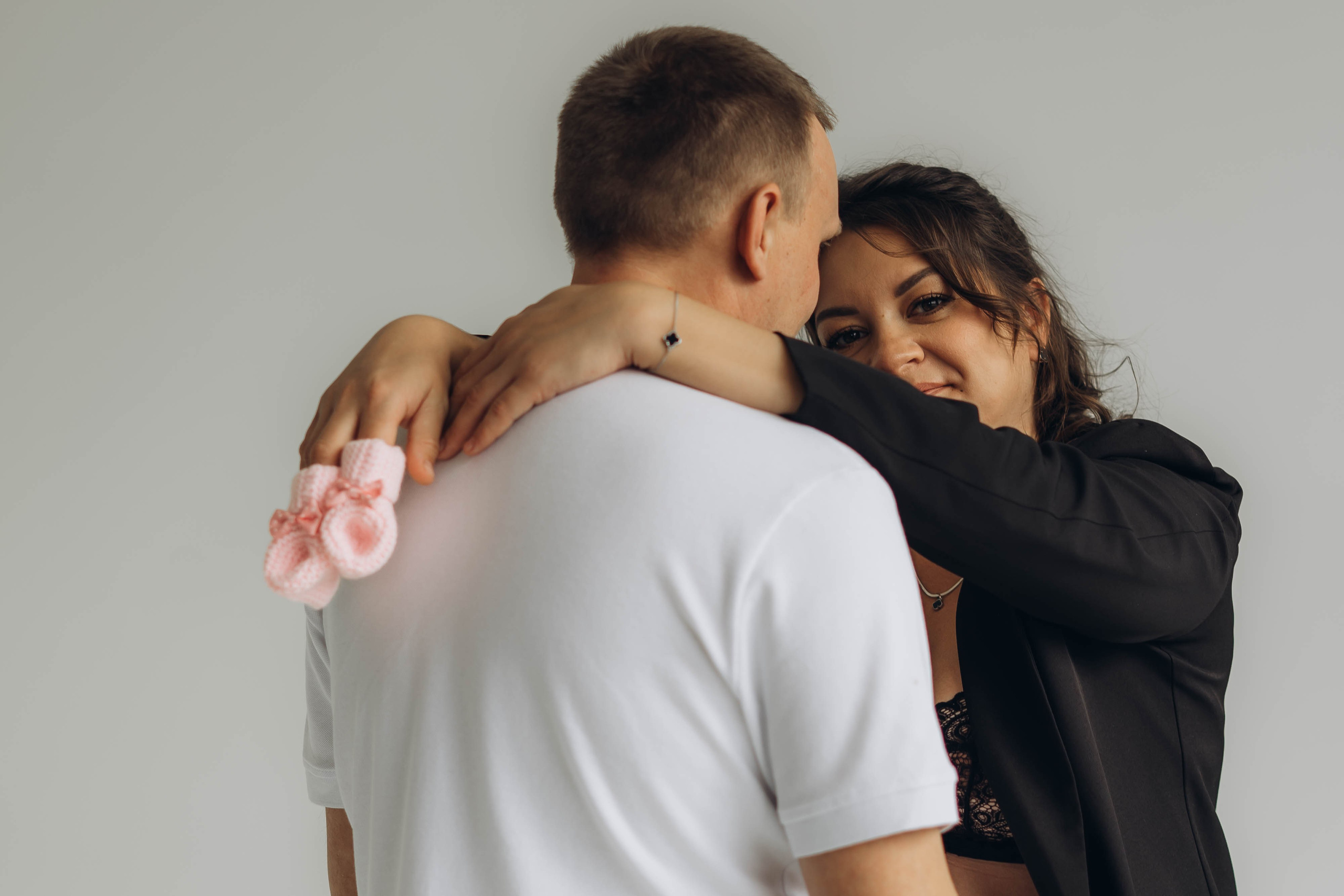 Беременность съемка пары в студии. Фотограф Екатеринбург Кокшарова Александра