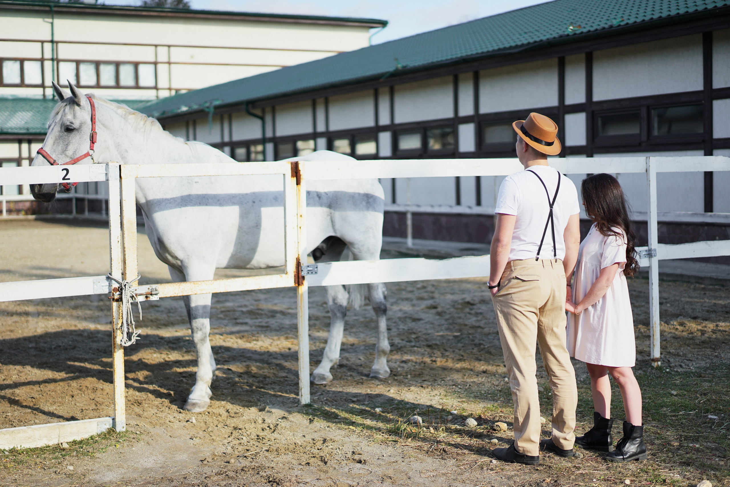 Фотосессия влюбленных в конюшне. Фотограф Екатеринбург Кокшарова Александра