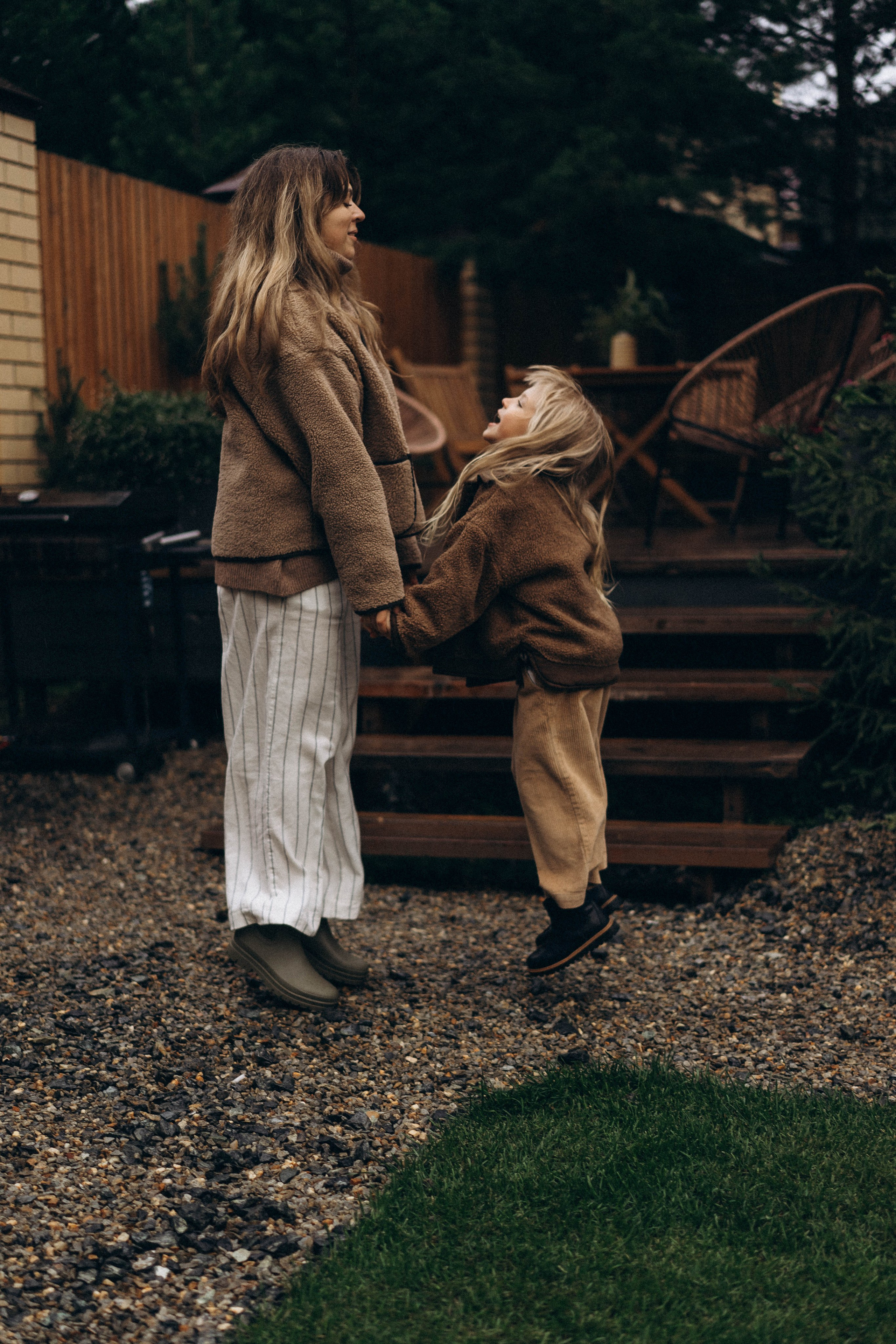 Фотосессия у дома во дворе мама и дочка. Фотограф Екатеринбург Кокшарова Александра