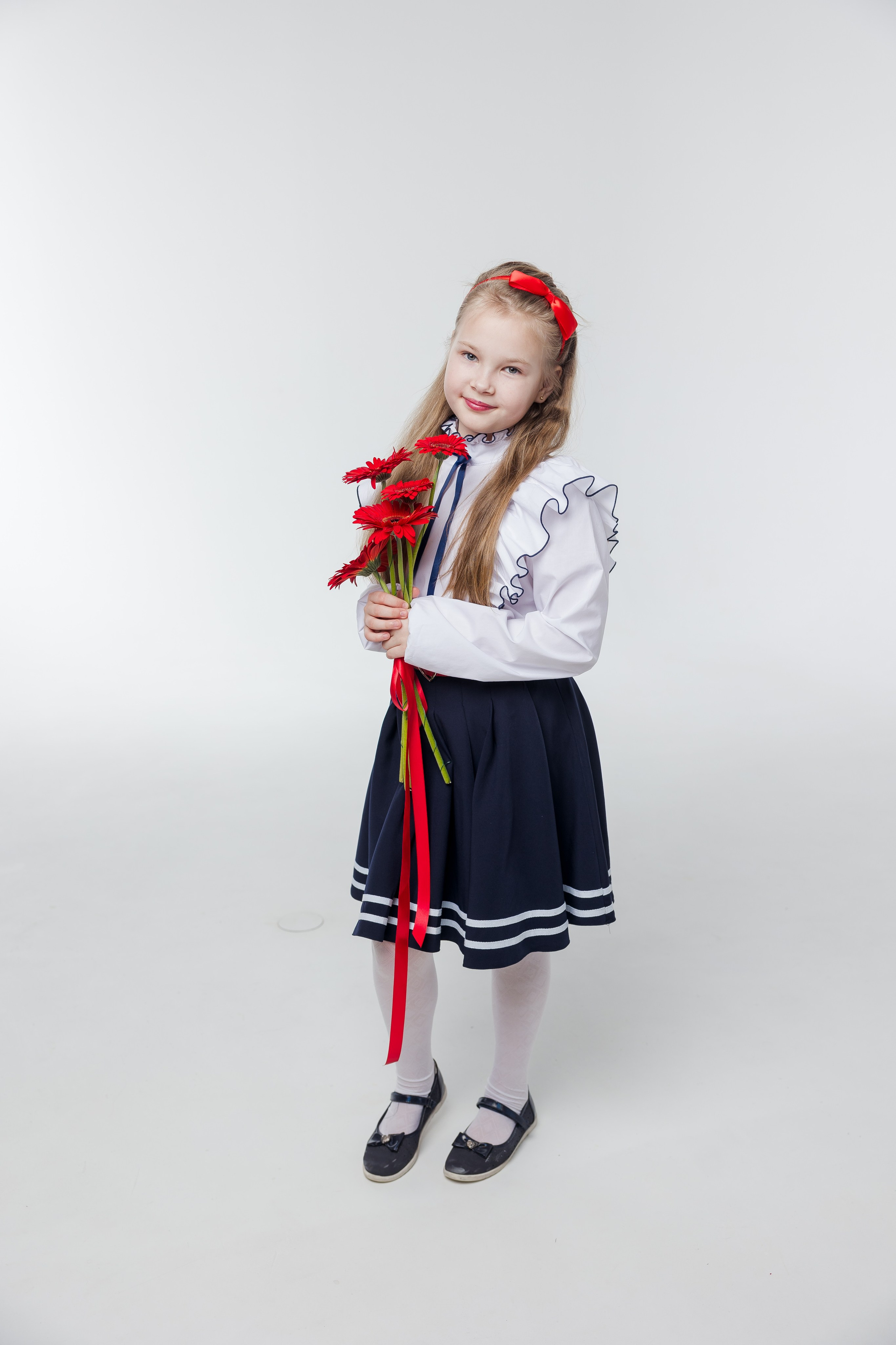 Портрет девочки в студии с цветами