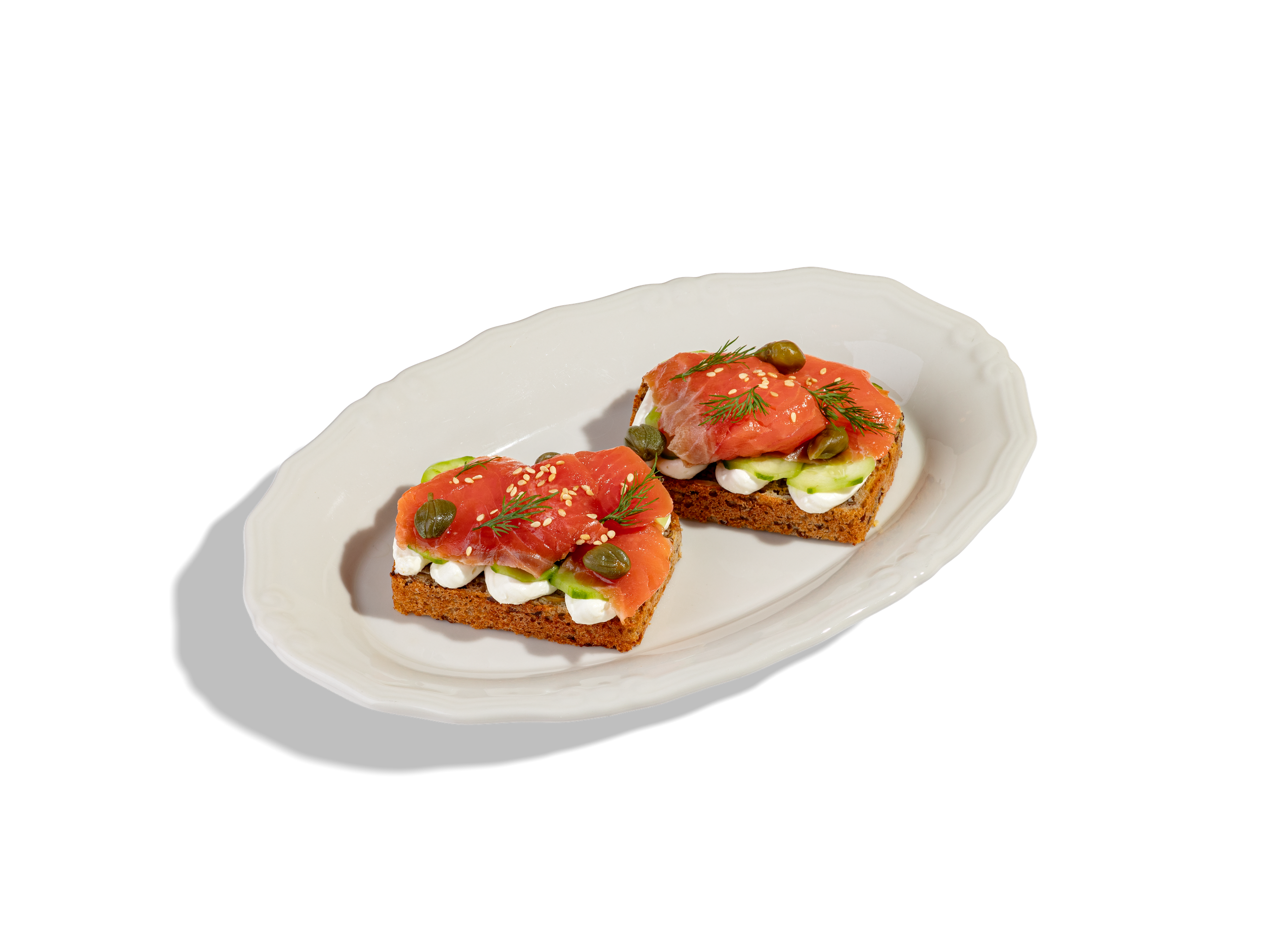 ТОСТ С ЛОСОСЕМ И СЫРОМ ФЕТА (БЕЗГЛЮТЕНОВЫЙ ХЛЕБ) — 750Р. На безглютеновом хлебе лосось с/с, огурцы, взбитый сыр фета, каперсы, украшается кунжутом и укропом. 