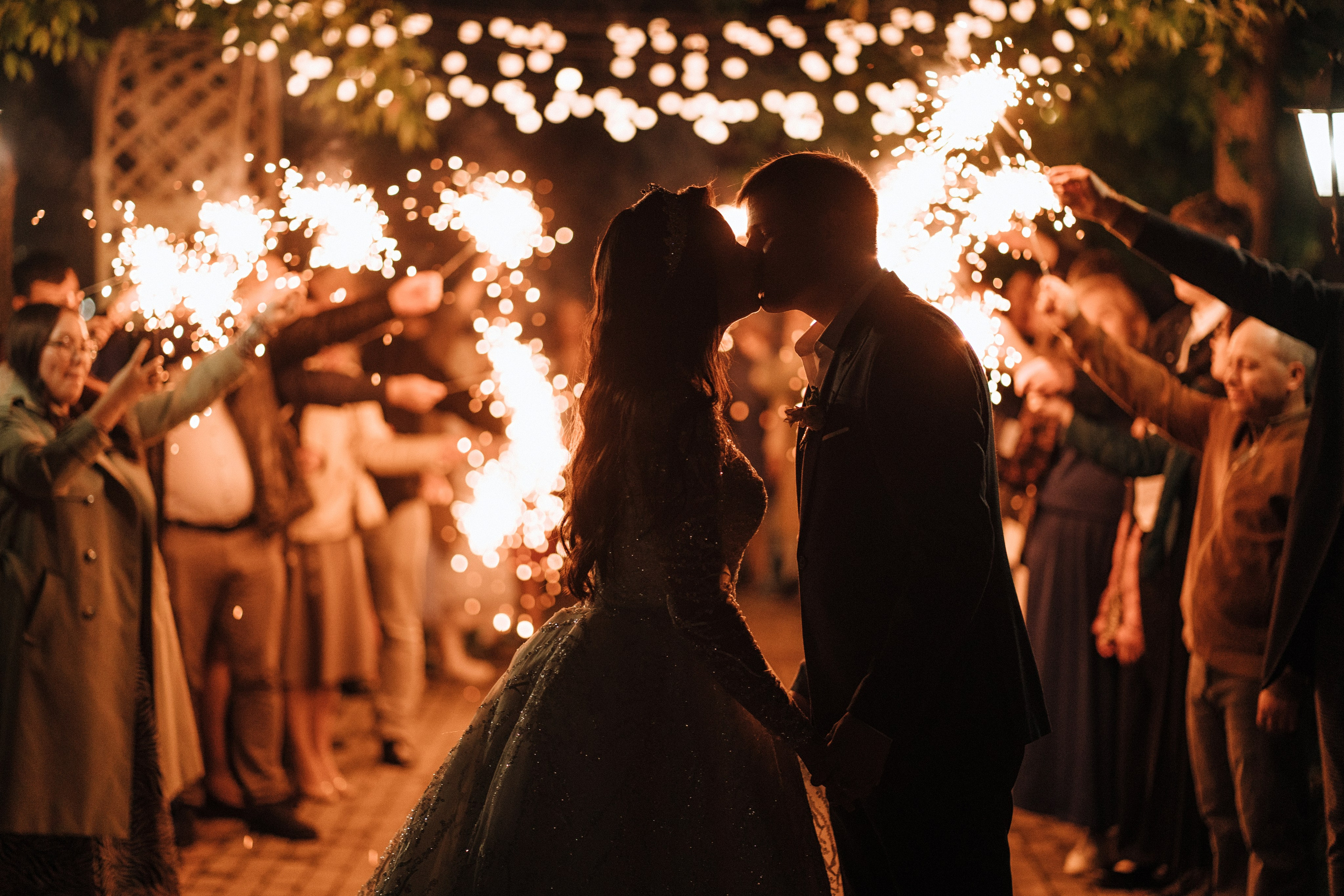 Жених и невеста на фоне бенгальских огней, завершение свадебного дня