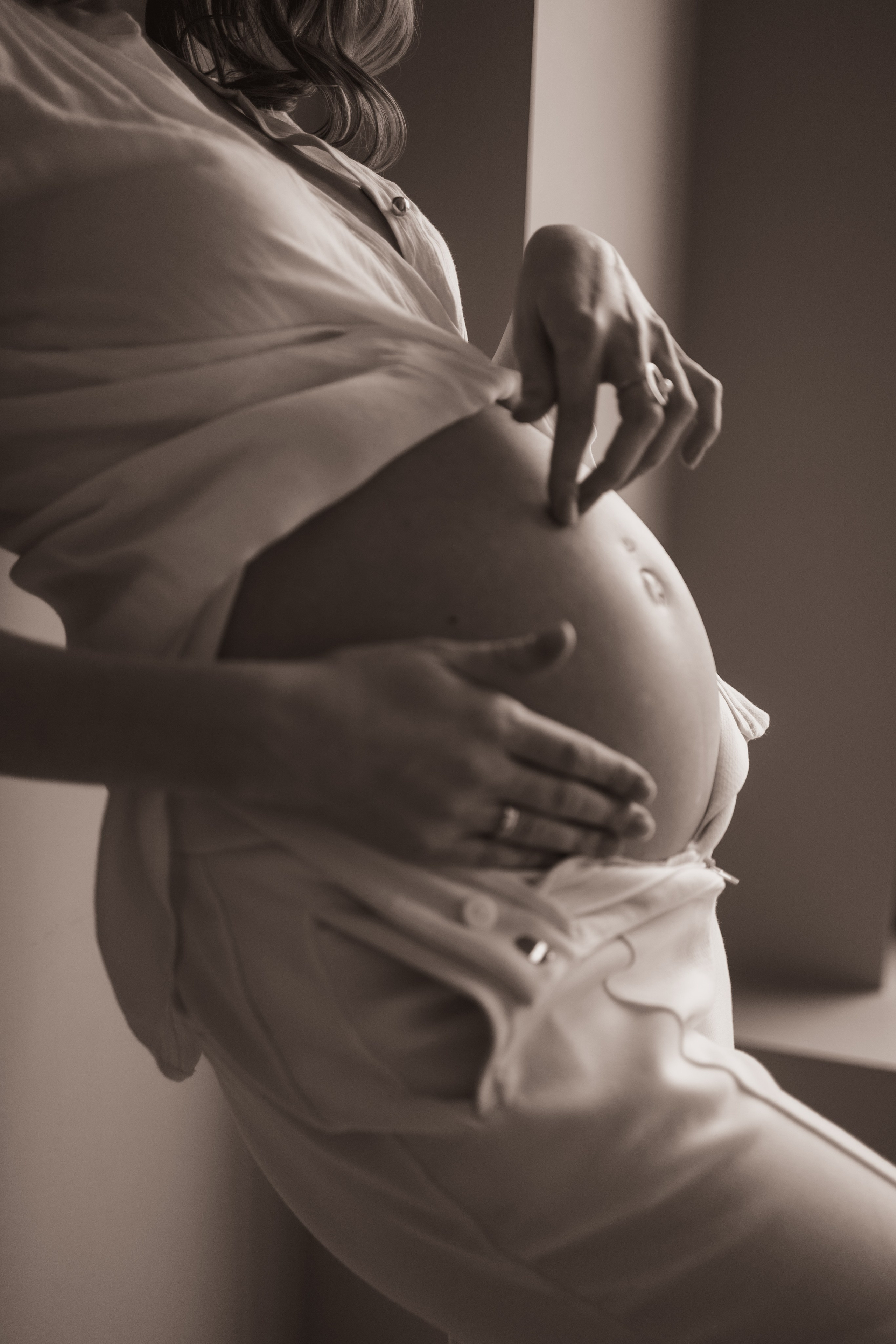 красивый беременный животик нежность в кадре