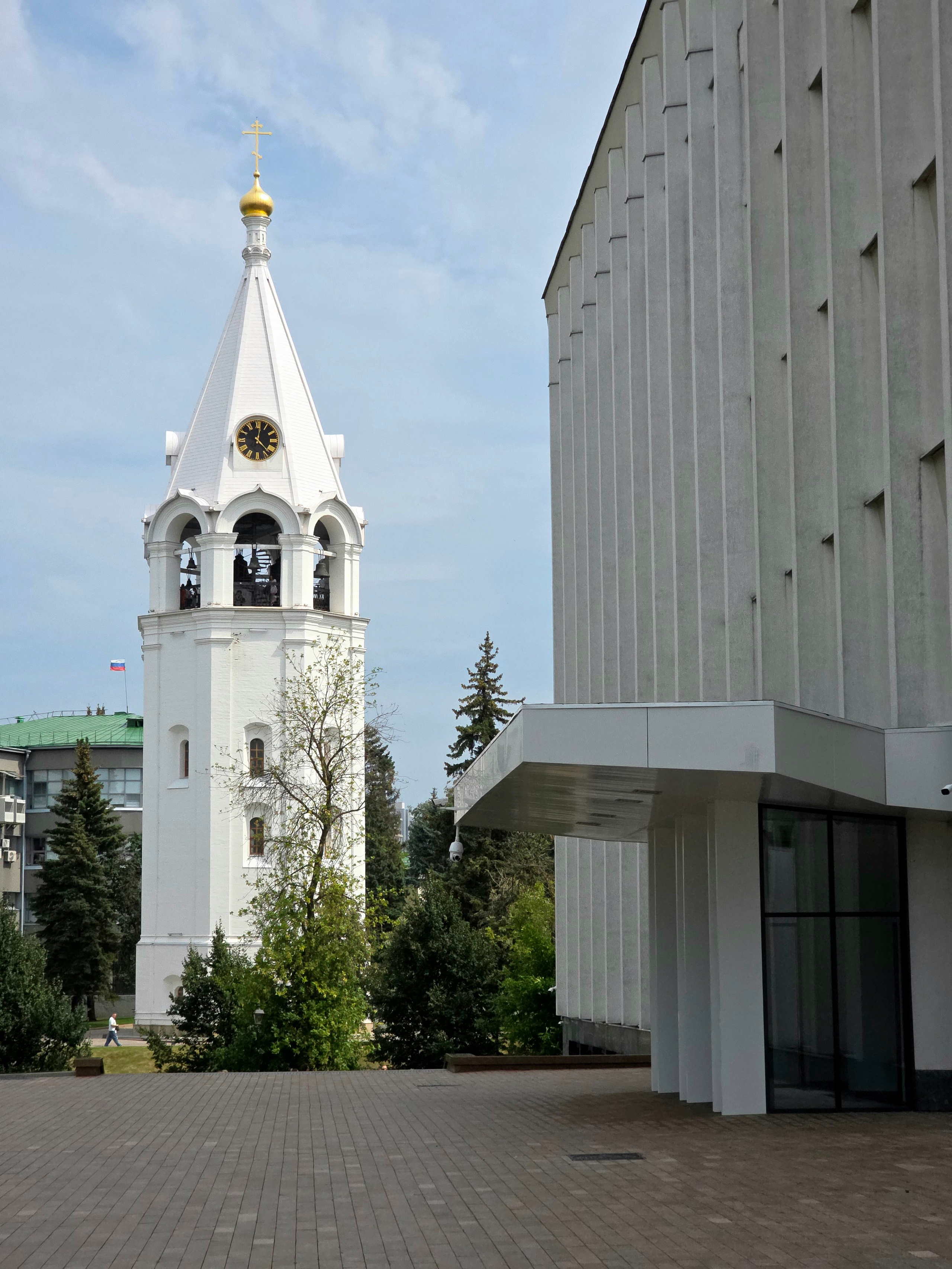 Несоответствие стилей старинного Кремля и советских построек в Нижнем режет глаз намного сильней, чем КДС в Москве. Видимо, привык уже