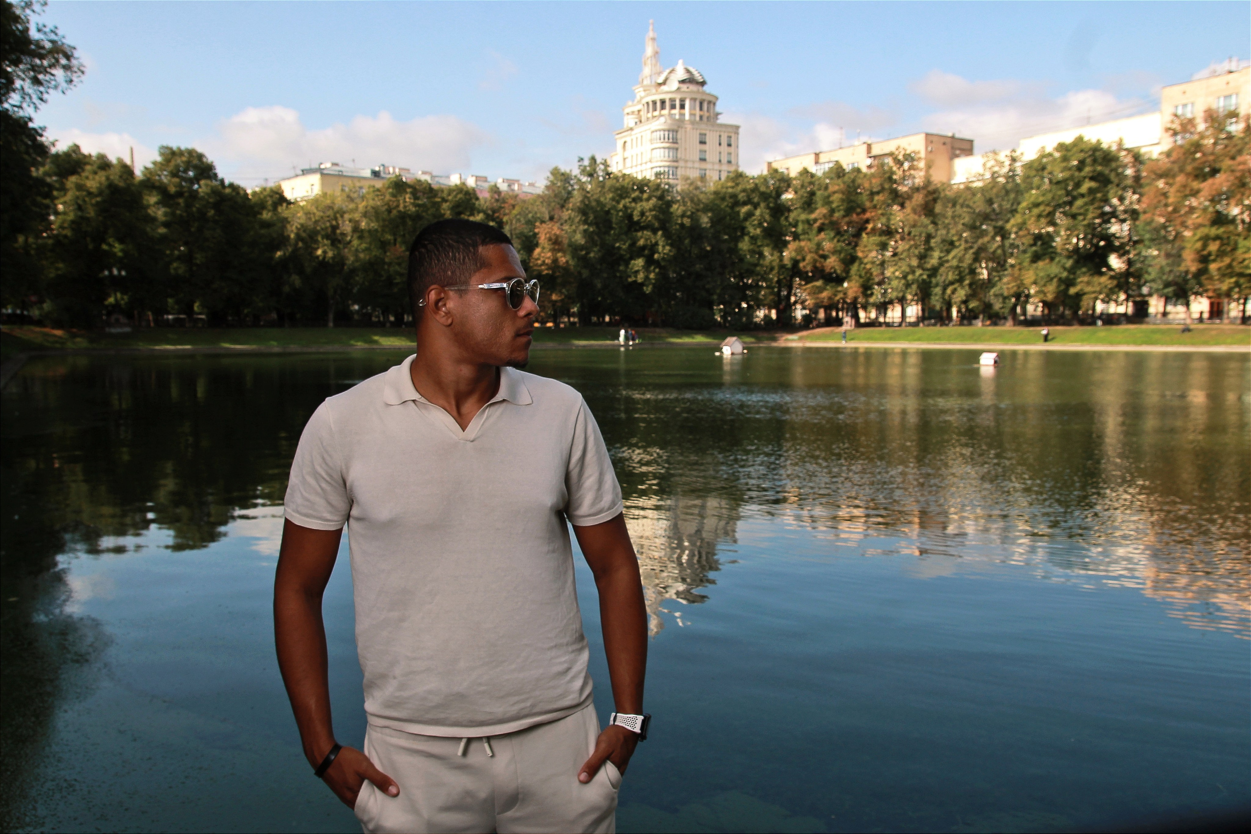 Мужской портрет. Контакты