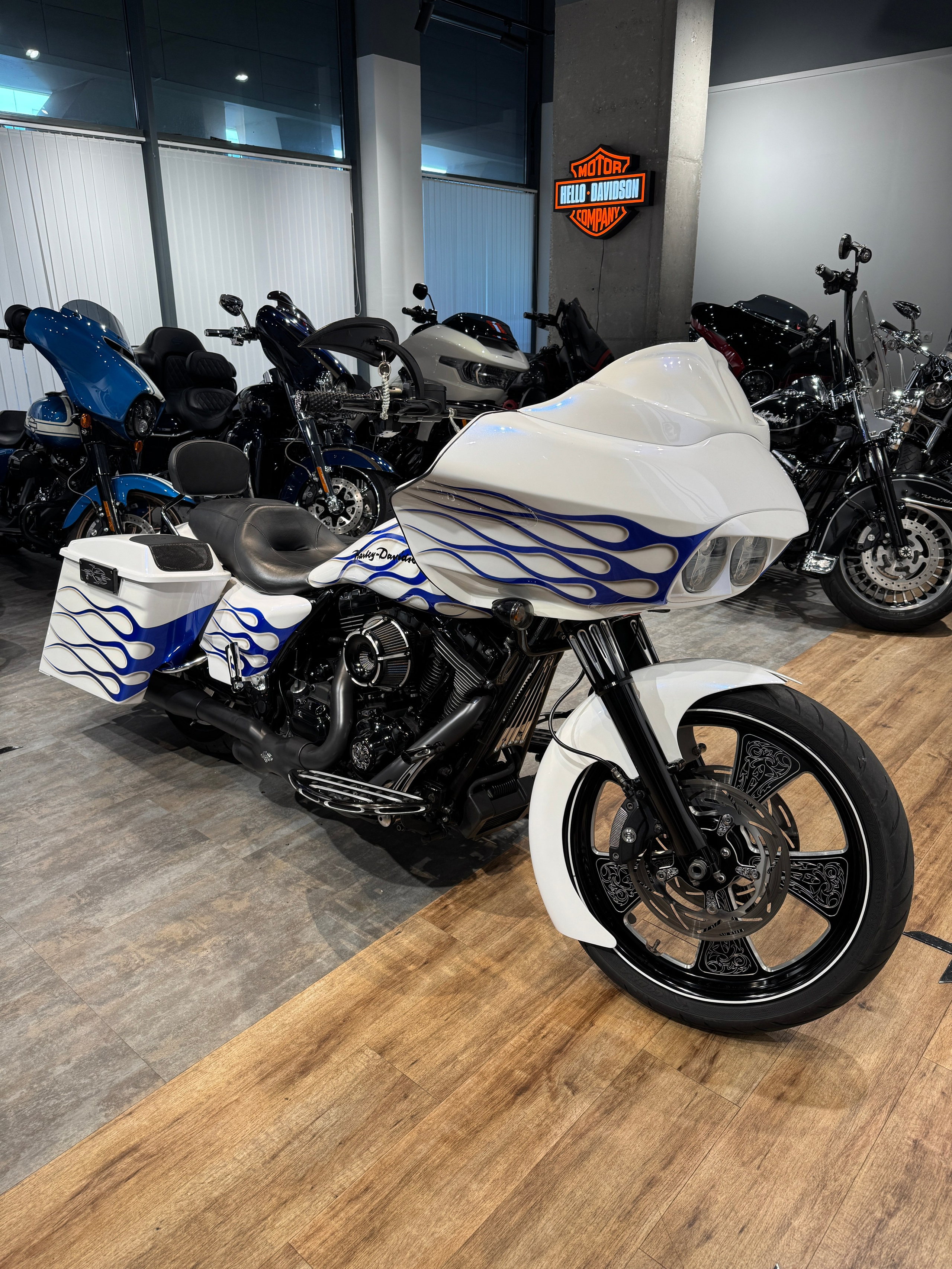 Мотоциклы Harley-Davidson Road Glide 103 White Power (Touring)  — купить мотоцикл. Hello Davidson, Москва. Только хорошие мотоциклы…