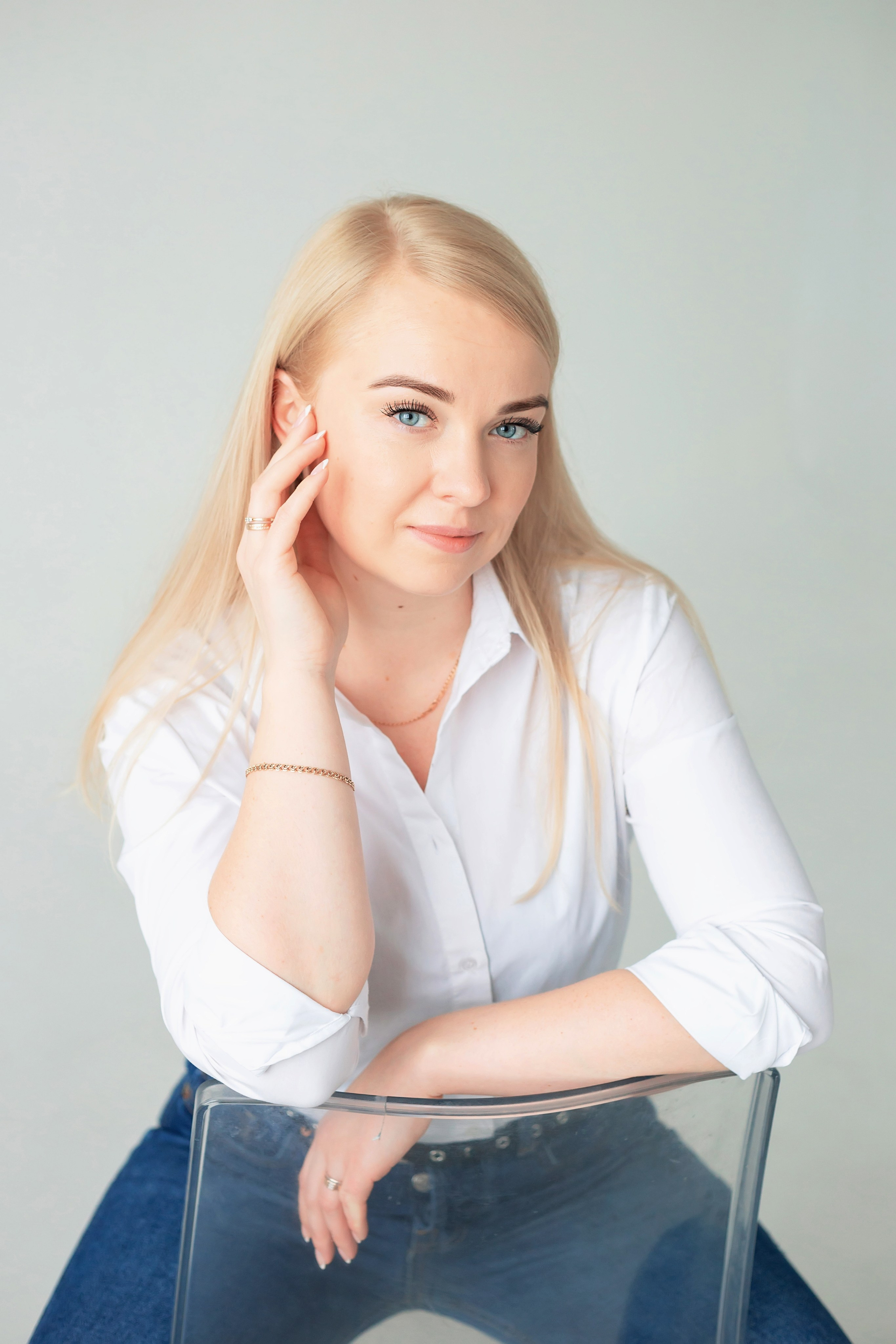 Минималистичная портретная съемка в фотостудии Санкт-Петербурга. Портретный фотограф в Санкт-Петербурге