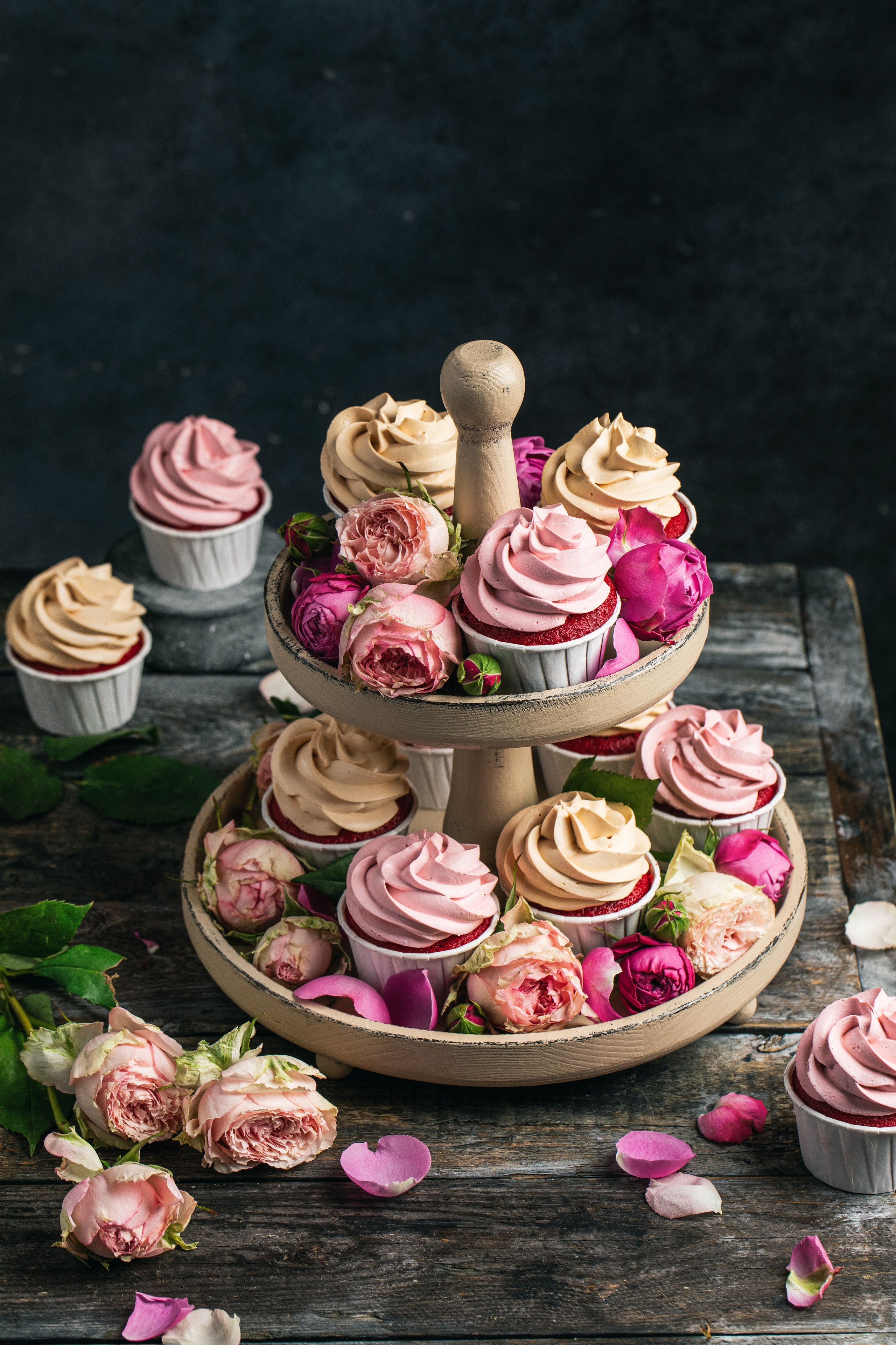 Cakeinflowers десерты. Фудфотограф, фудстилист и сет дизайнер в Москве Алена Синицына