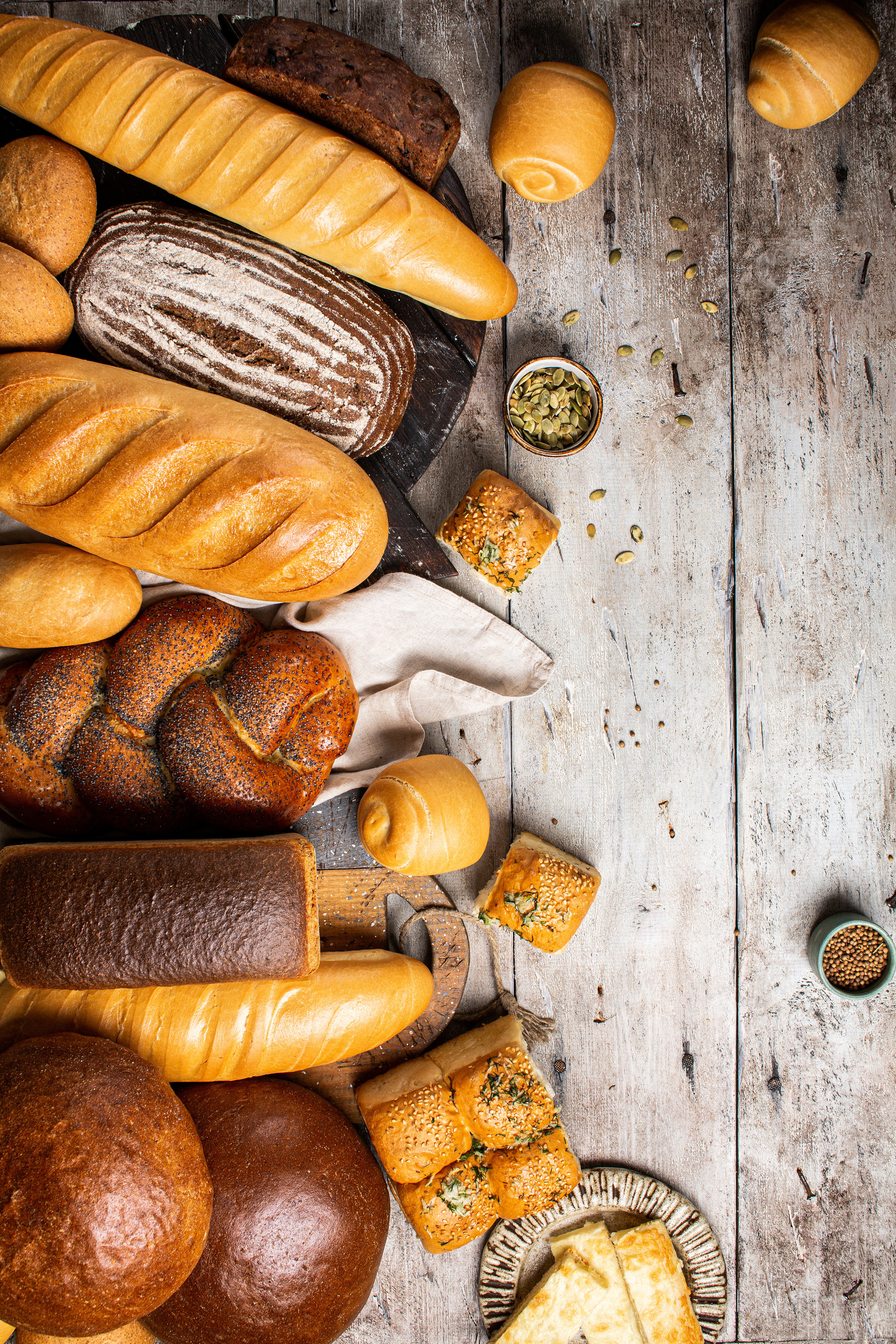 Хлеб вид сверху, имиджевая композиционная съемка еды, рустик