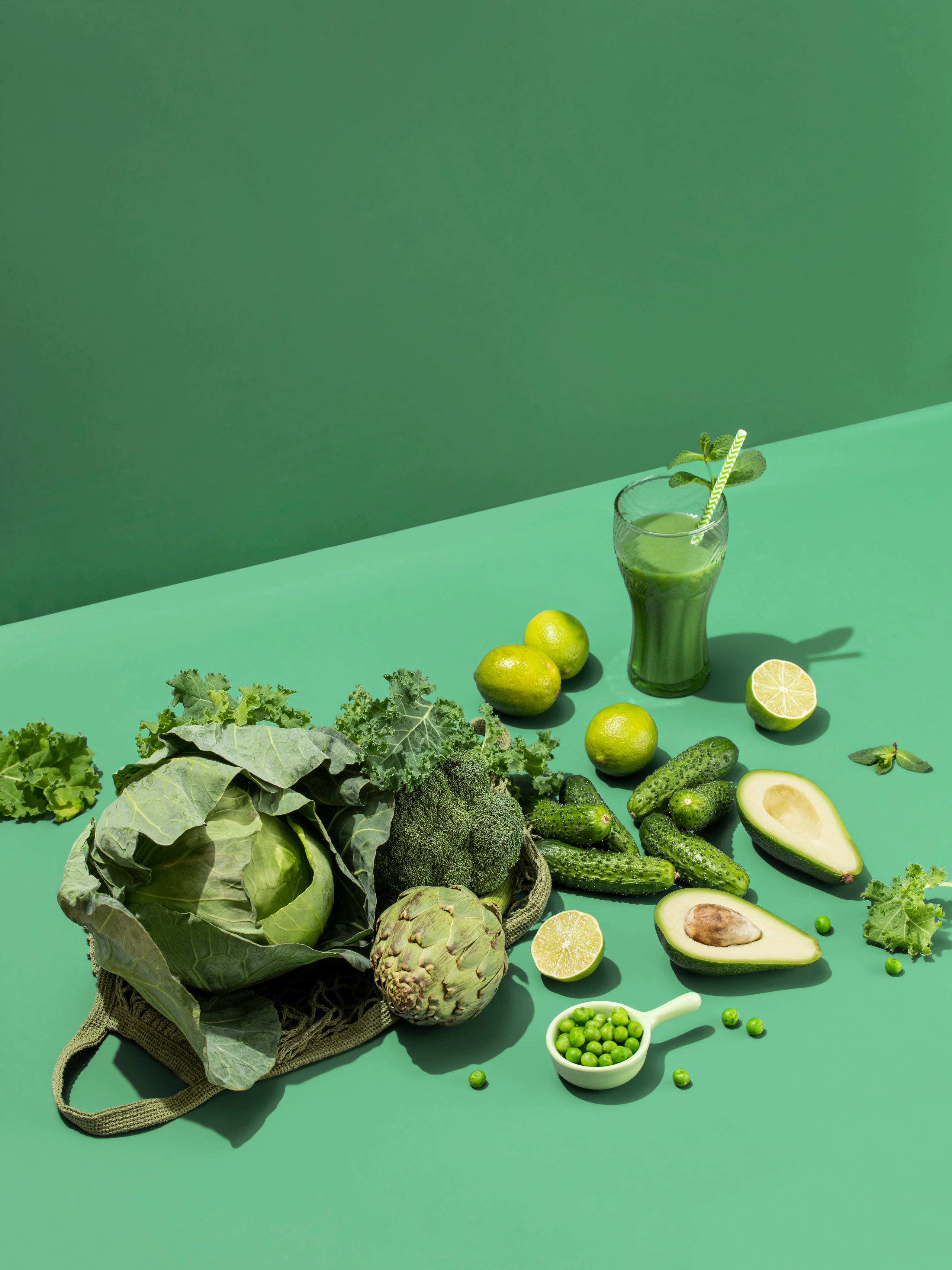 креативная съемка еды, современный натюрморт из зеленых овощей, монохром, концептуальная фотография