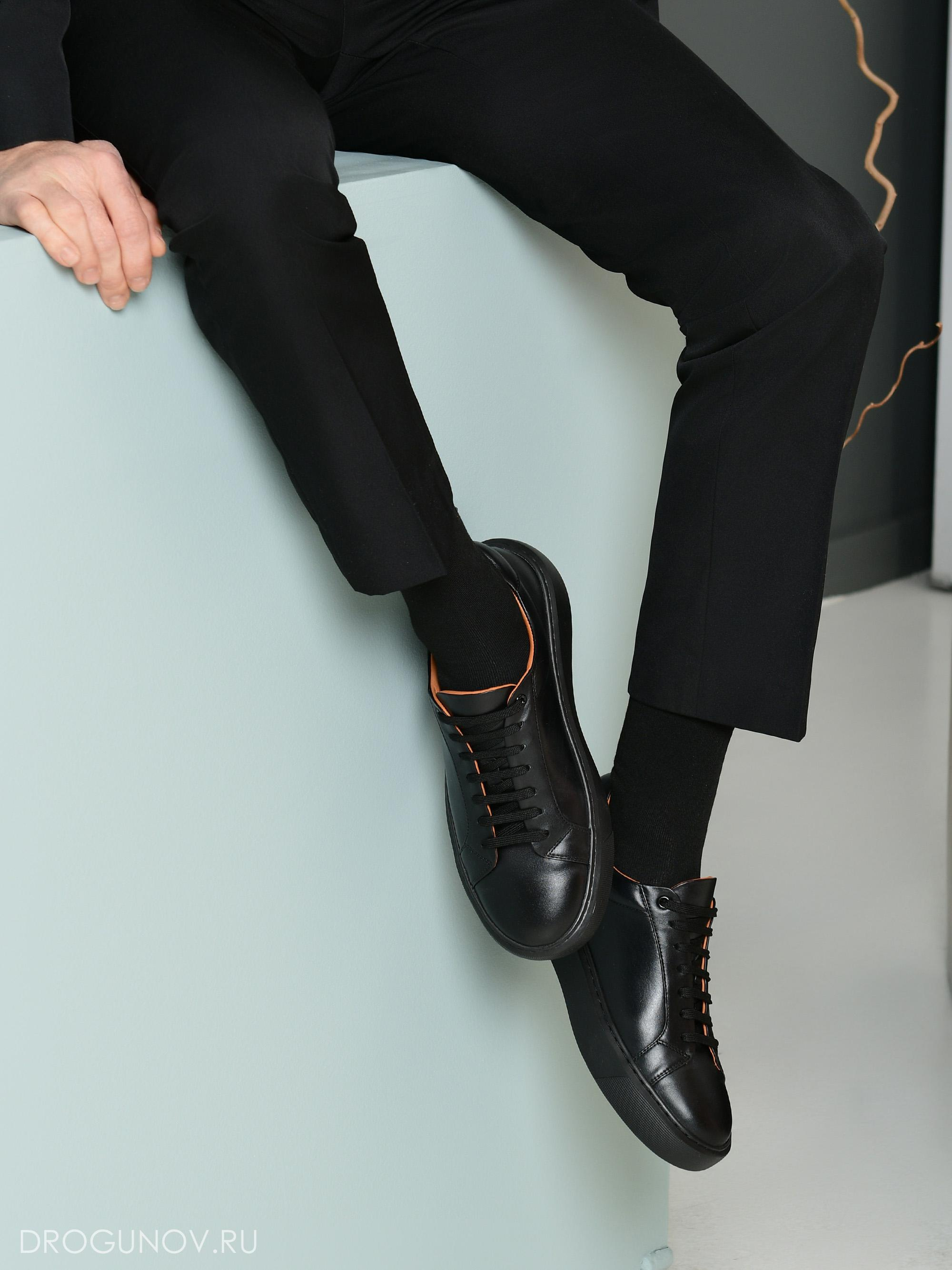 Чёрная обувь на ногах.