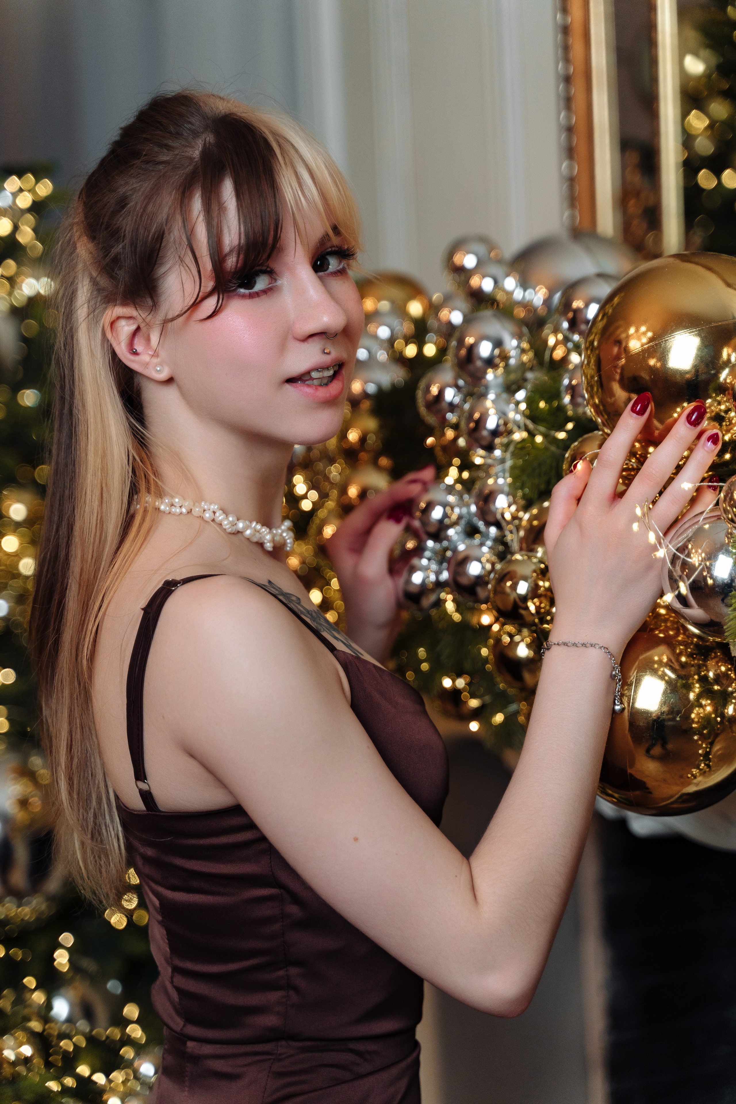 Зимняя фотосессия лавстори с предложением руки и сердца в фотостудии