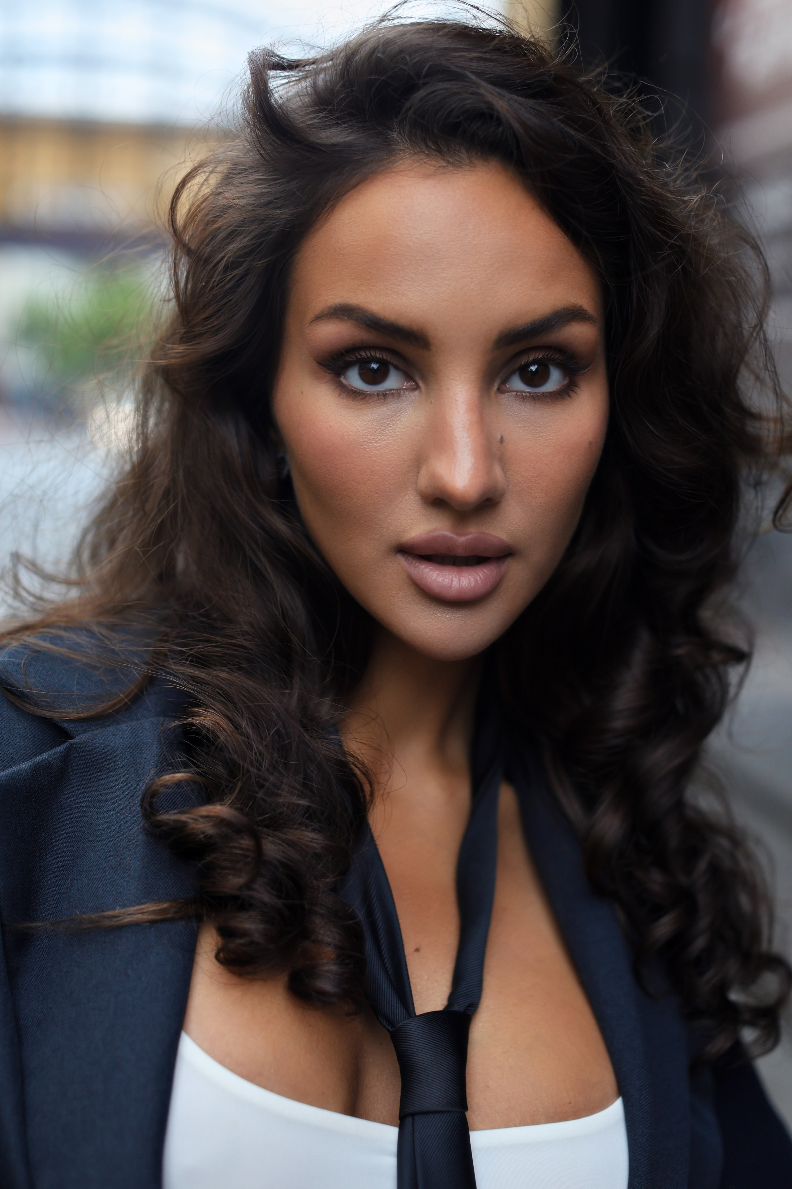 Съемка возле Одеон — Прекрасная Ксения. Портретный Студийный и уличный фотограф Москва. Индивидуальные, Семейные, Беременность, Будуар, Каталог, контент съемки для блога и бизнеса