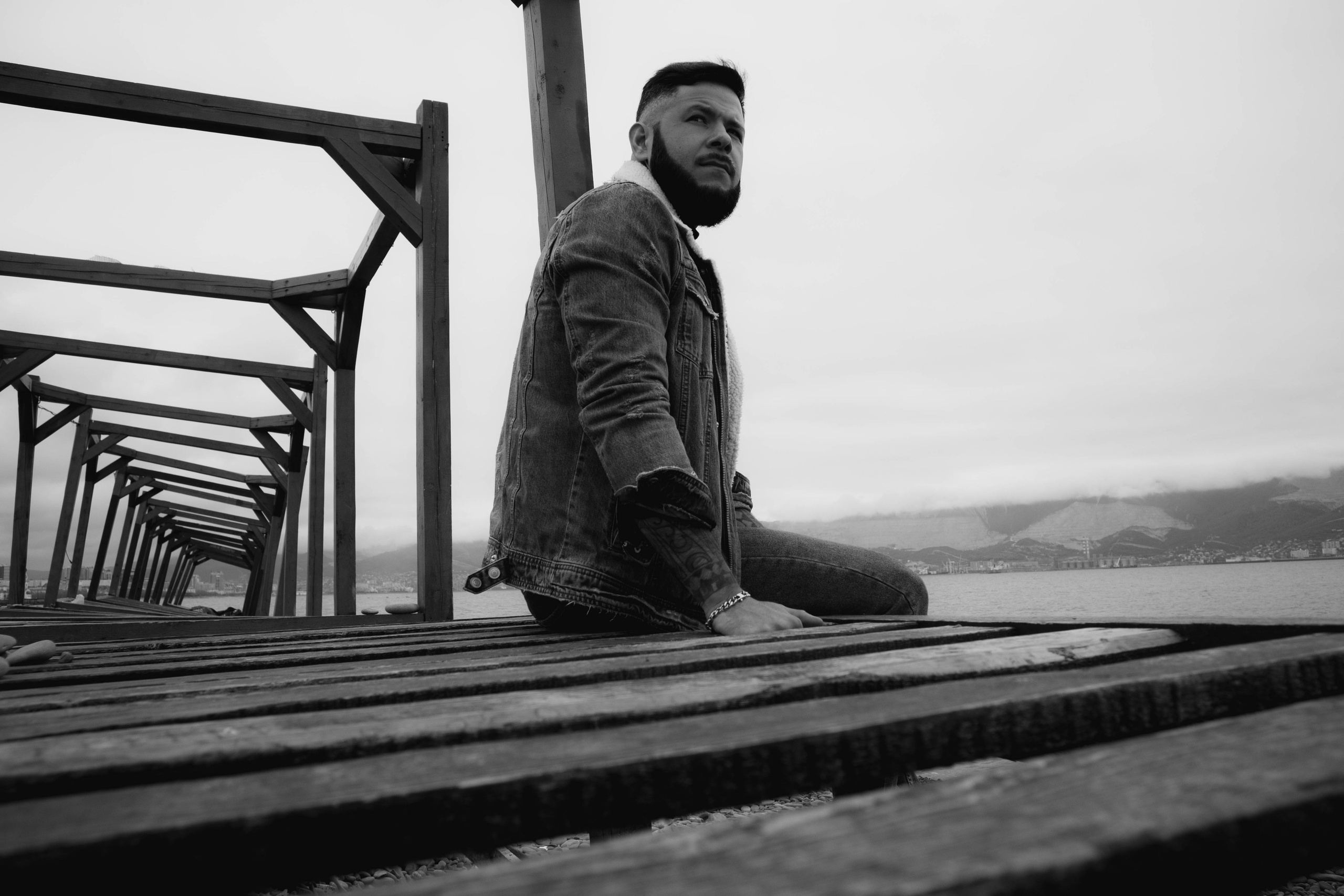 О. Уличный фотограф Города N