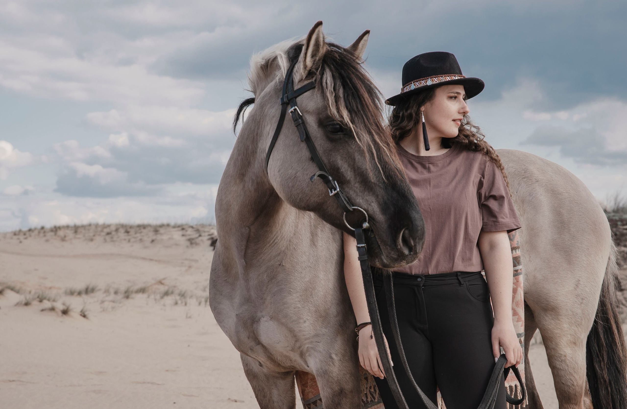 фотосессия с лошадью, фотосессия на конюшне, фотосессия в горах, фотосессия в горах с лошадью, фотосессия в одежде ковбоя