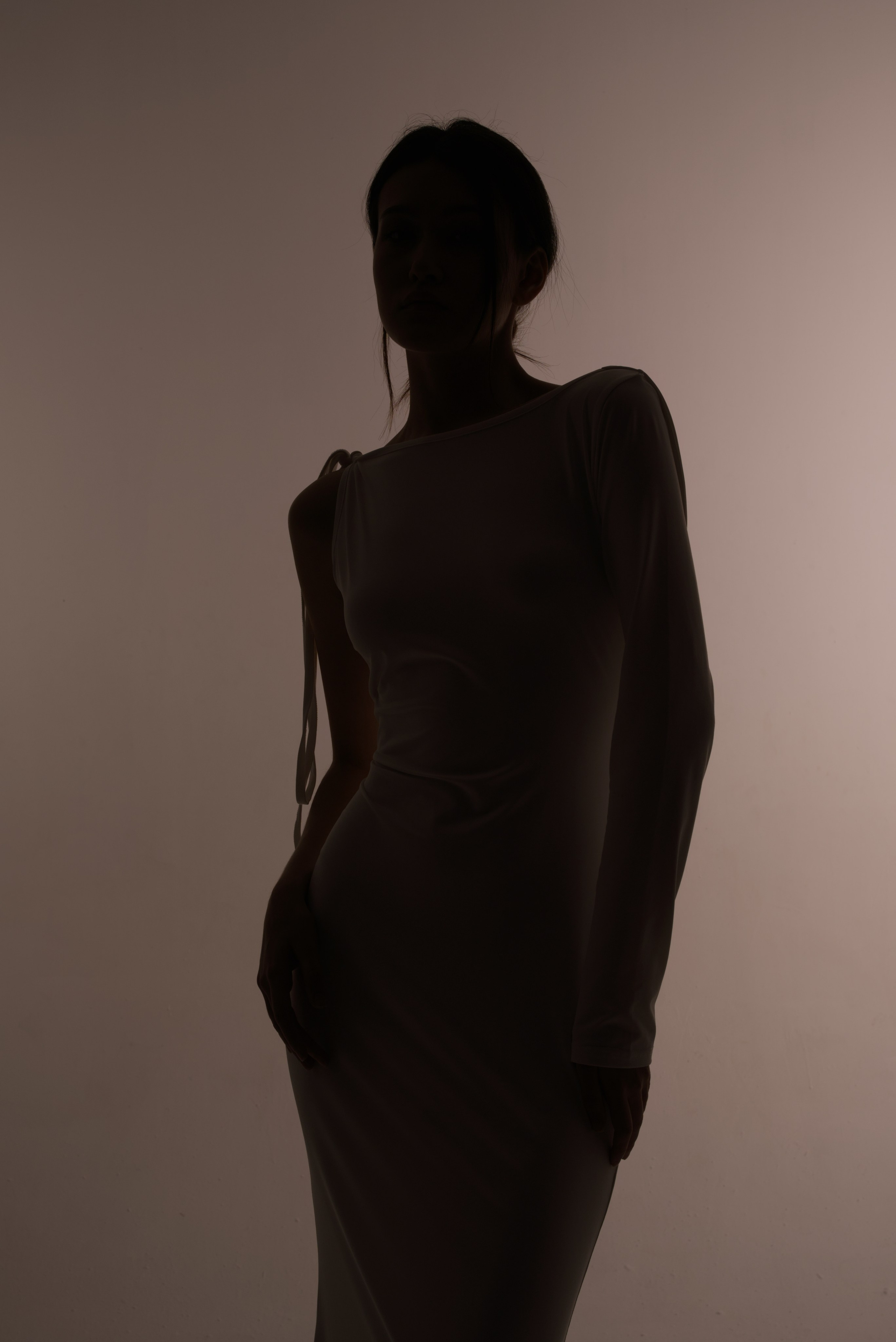 Силуэт на белом со вспышкой. Мир глазами Саши Д