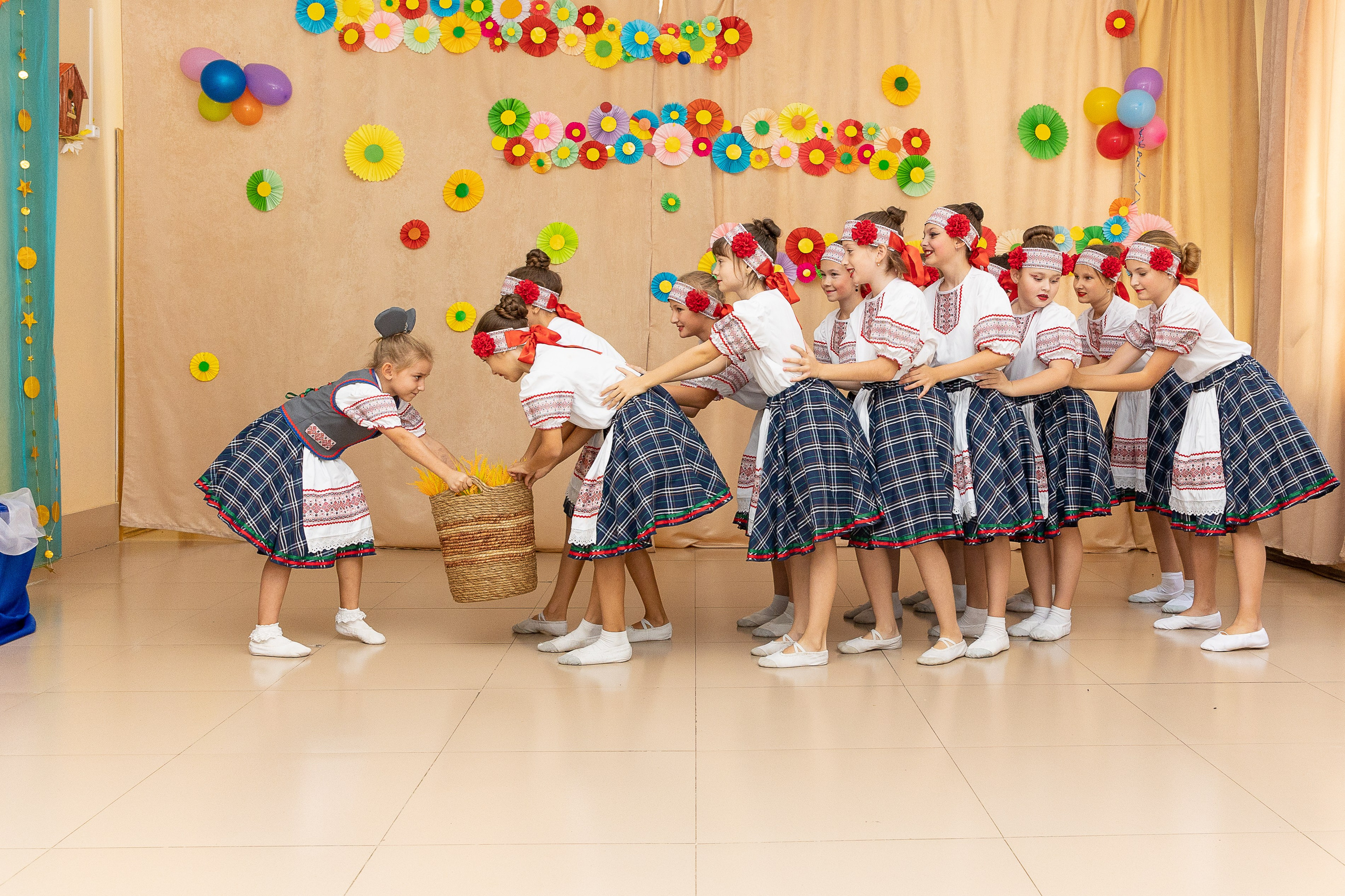 Выступление танцевального коллектива Браво. Выпускные альбомы во Владивостоке