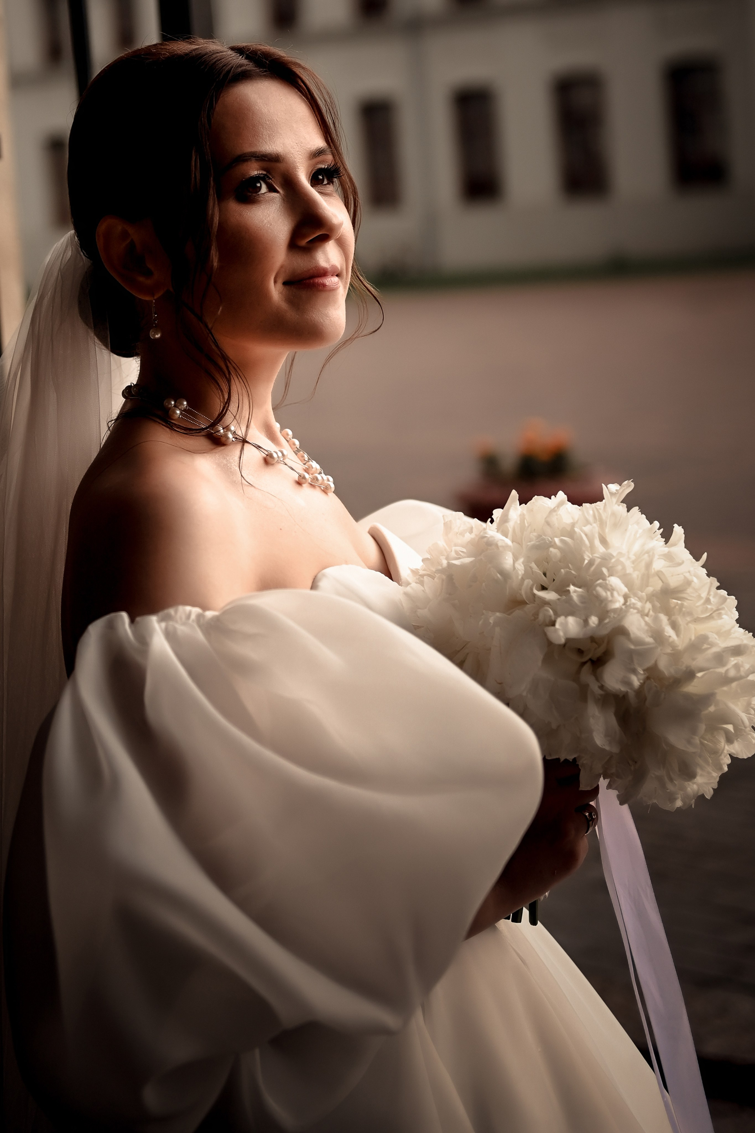 Небольшая свадебная серия в музее и прогулкой под дождем Эльмиры и Ризата. Свадебный, семейный, детский, контент фотограф в Омске Максим Ильин