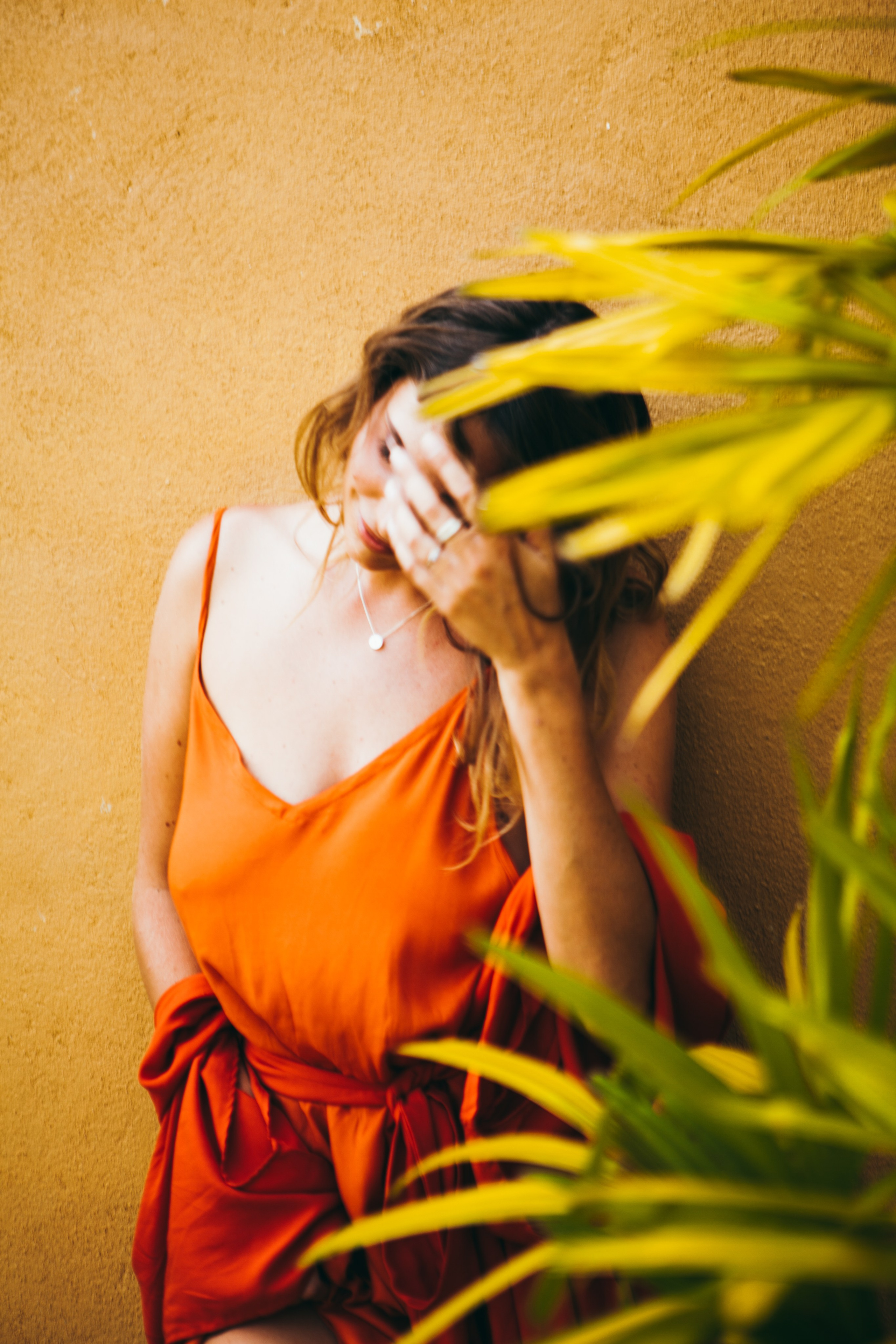 Девушка в красном платье в отеле Malabar Hill — Роскошная портретная съемка | Шри-Ланка. Фотограф на Шри-Ланке