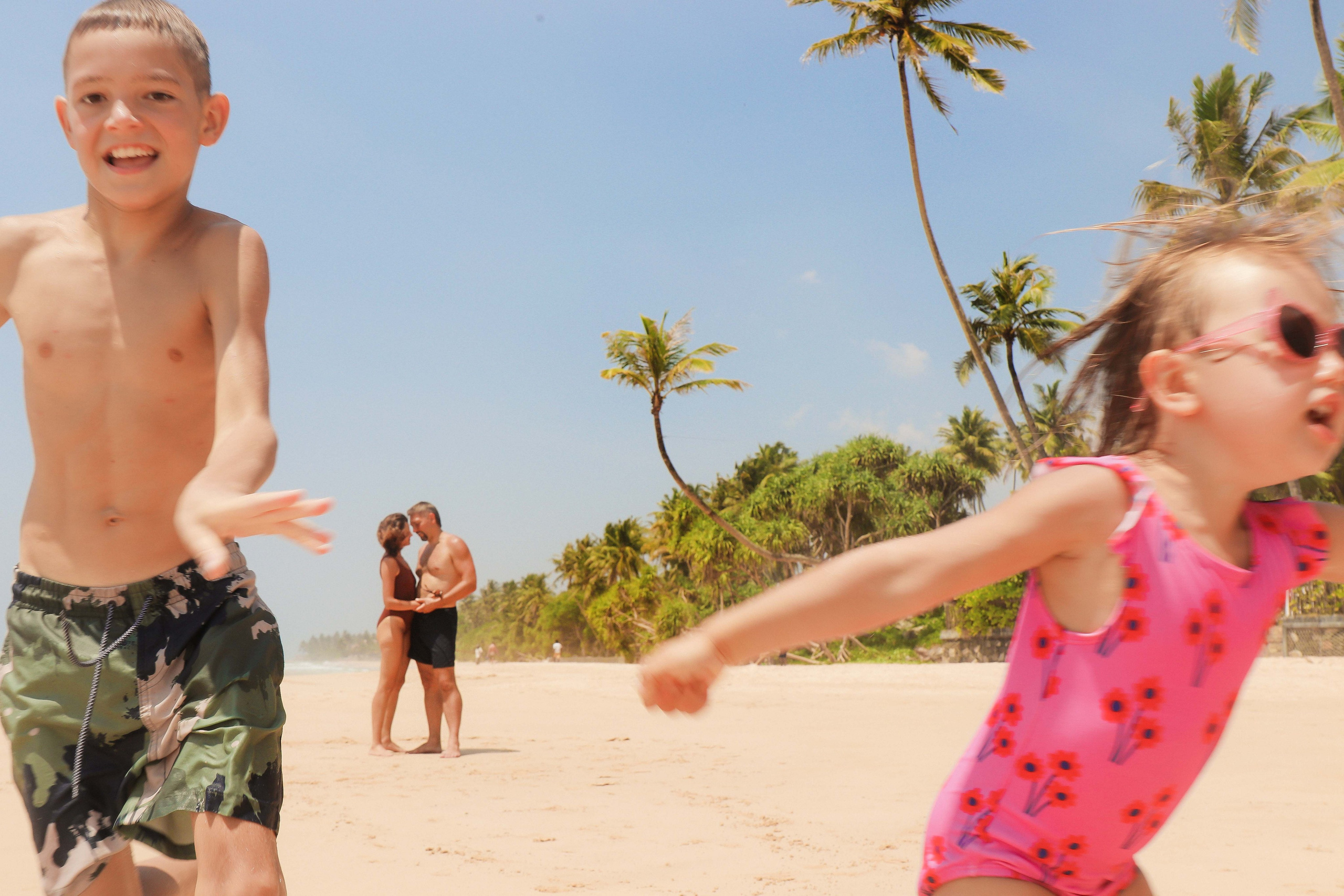 «Дети бегут по белому песку Хабарадува: энергия и радость в каждом кадре»