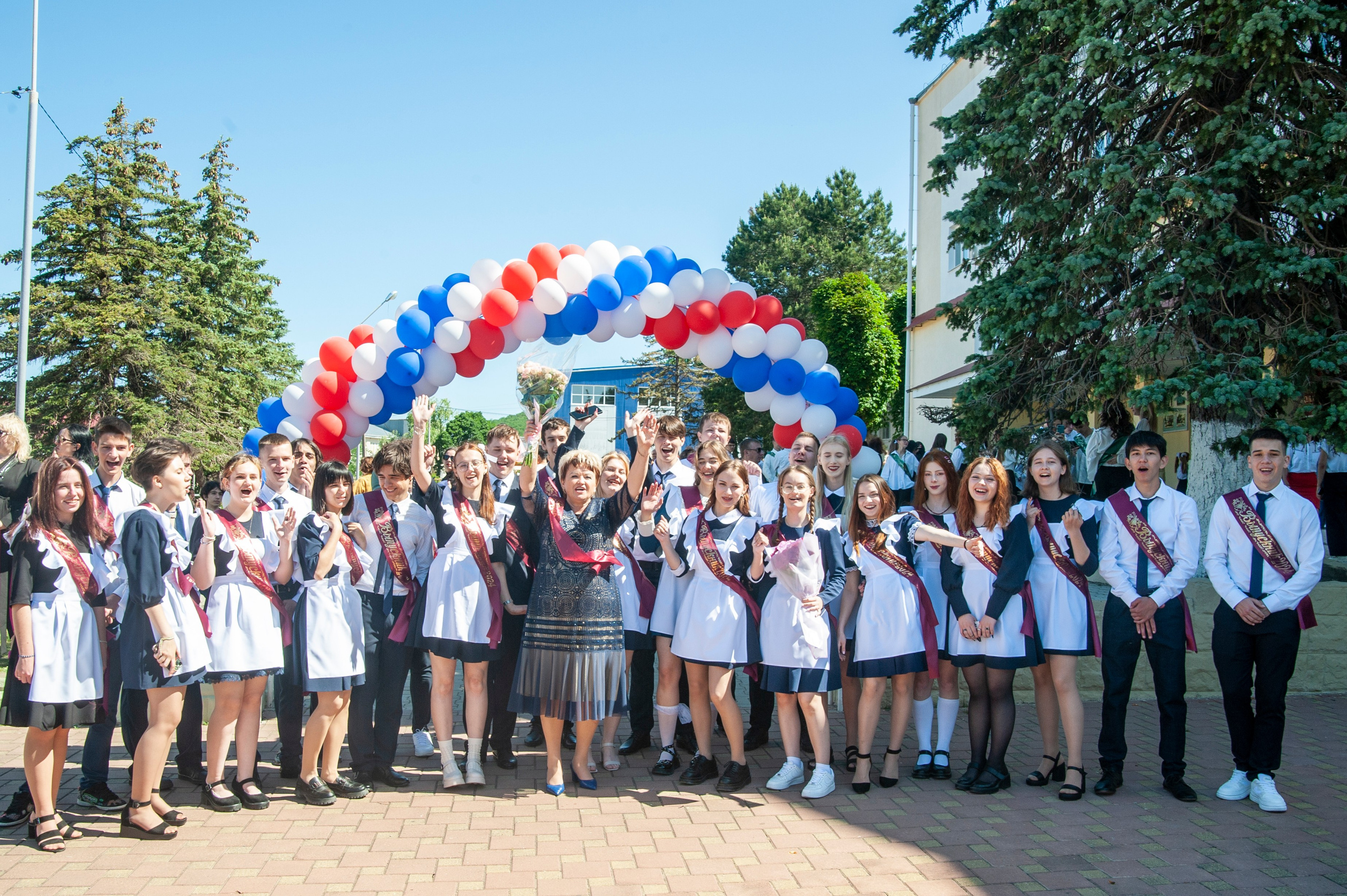 Последний Звонок МАОУ СОШ № 17 им. Эдуарда Есаяна — Архипо-Осиповка. Свадебный и семейный фотограф Денис Лукьянов в Краснодаре, Краснодарском крае и Республике Крым