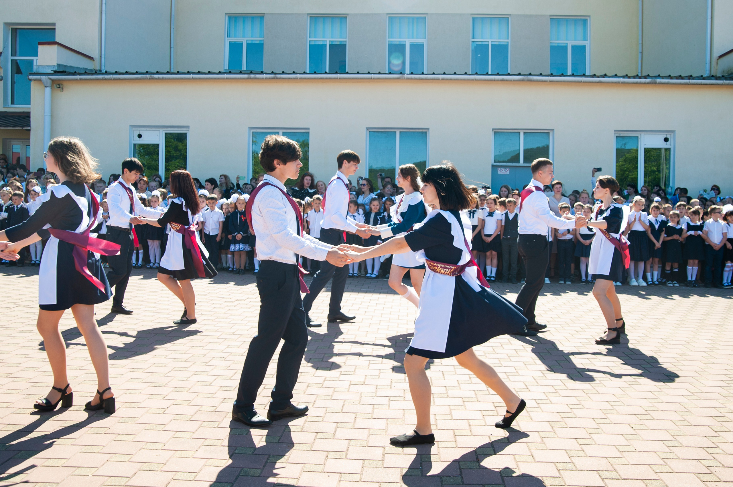 Последний Звонок МАОУ СОШ № 17 им. Эдуарда Есаяна — Архипо-Осиповка. Свадебный и семейный фотограф Денис Лукьянов в Краснодаре, Краснодарском крае и Республике Крым