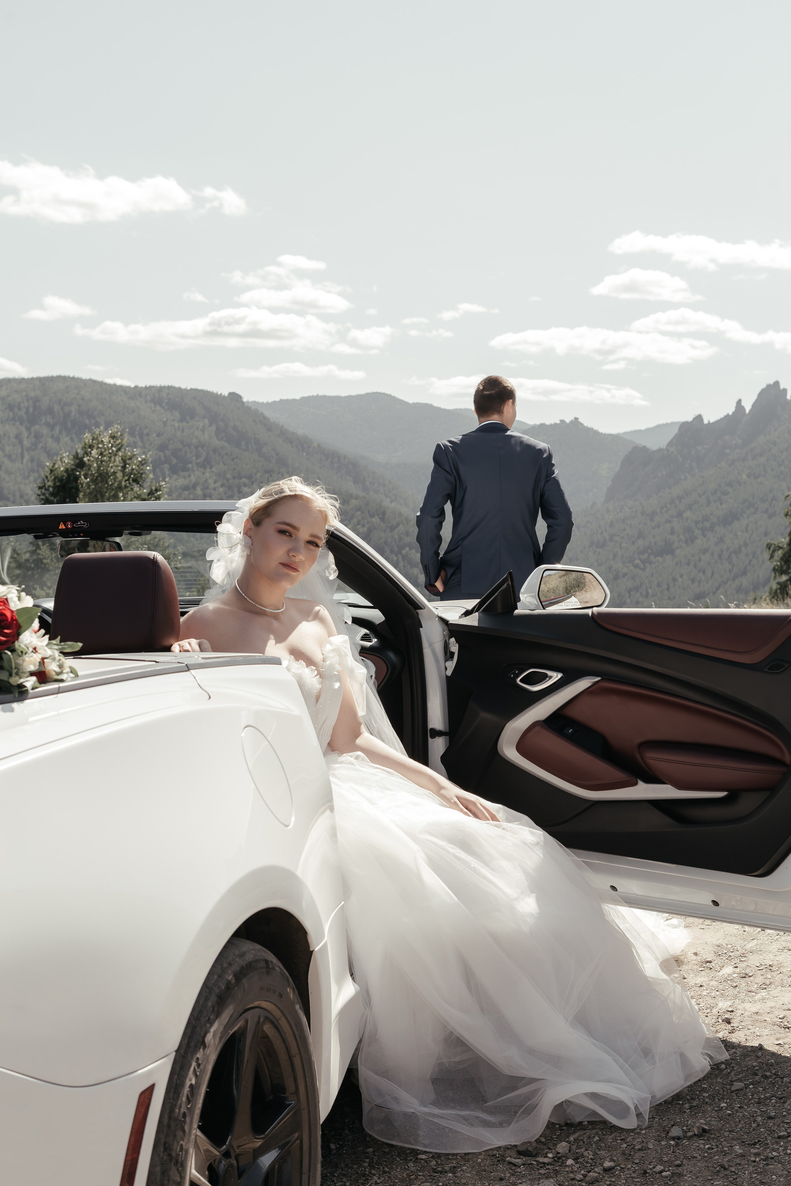 Фотосессия молодых с кабриолетом