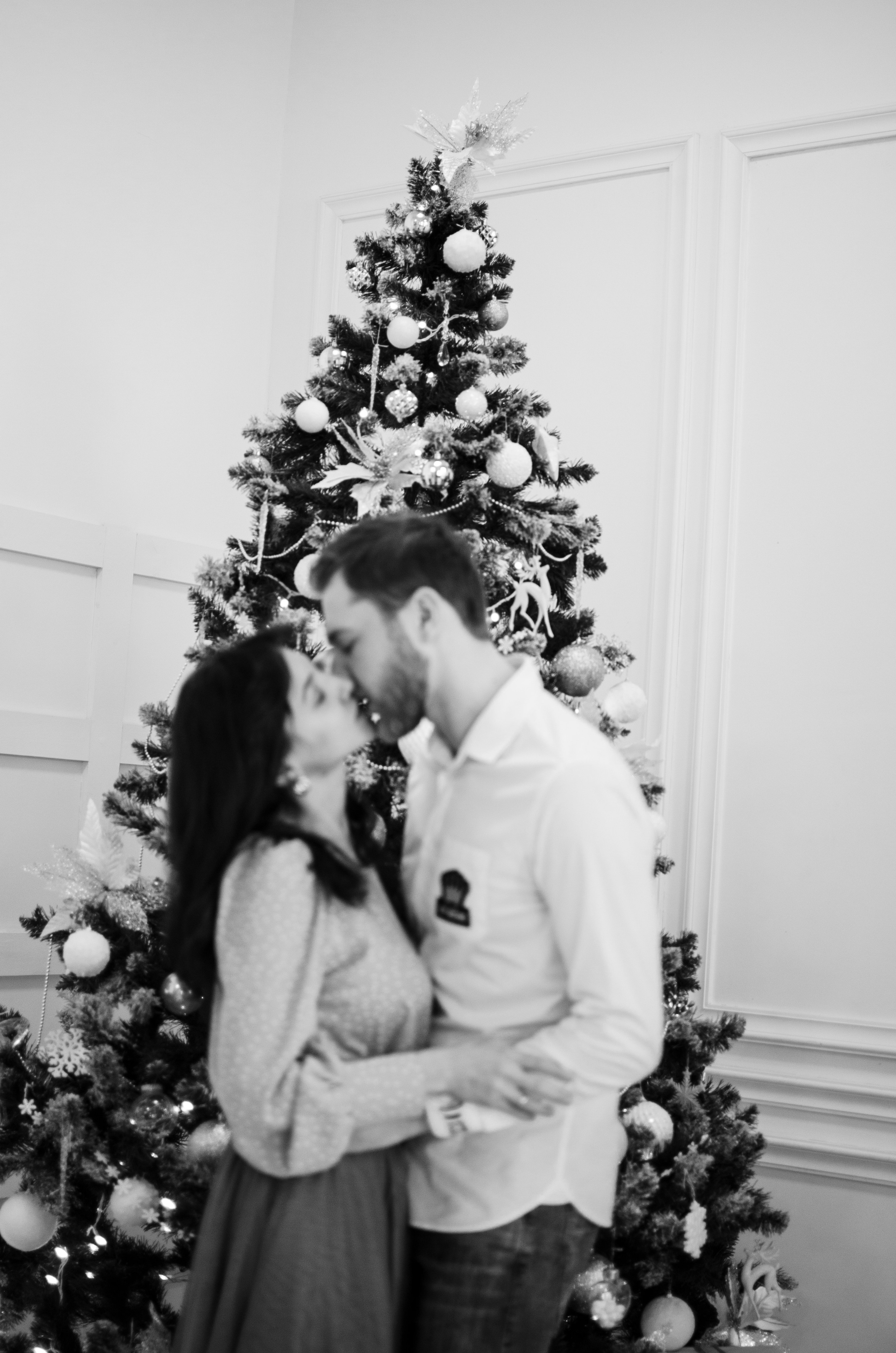 Муж и жена у новогодней ёлки