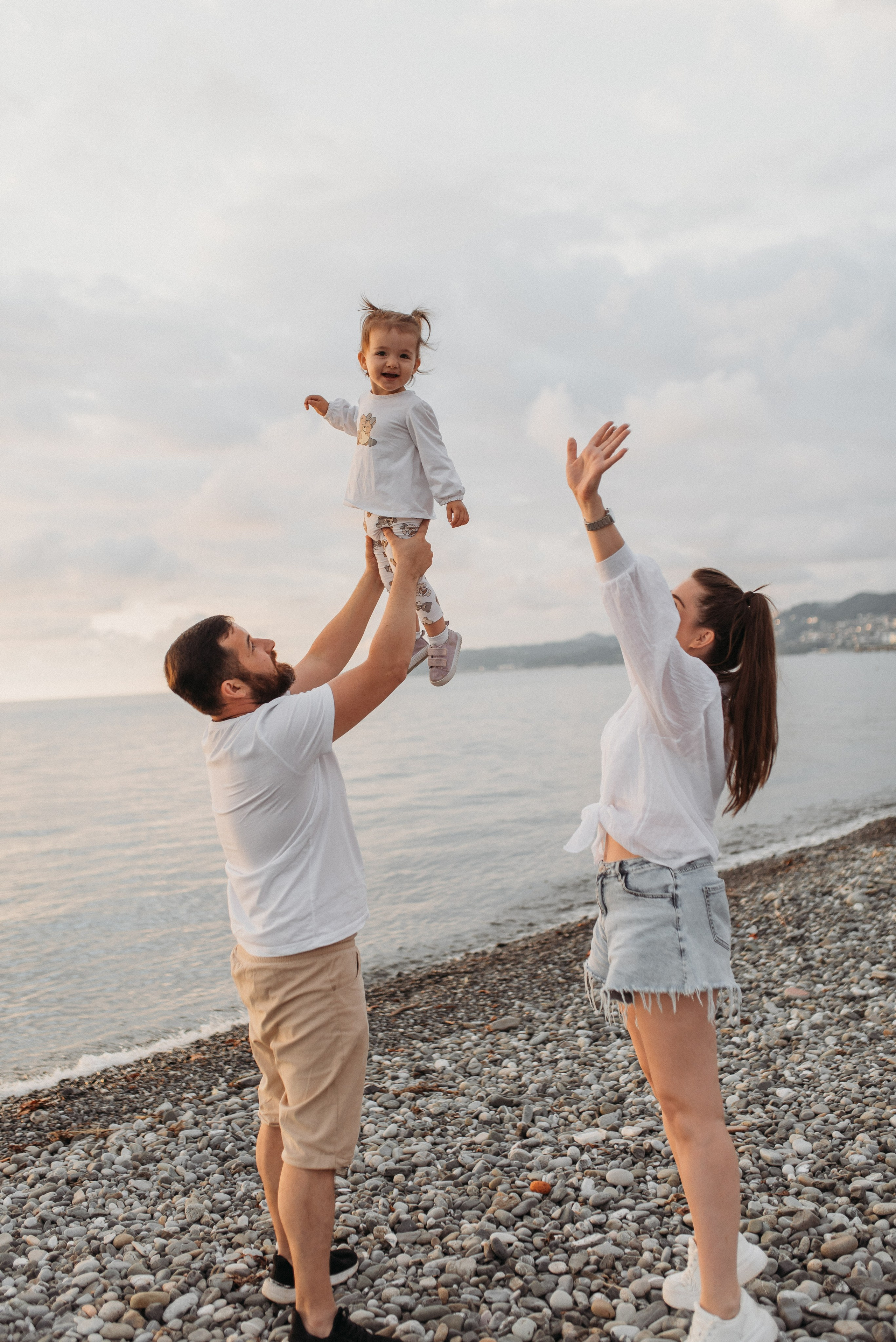 Семейная фотосессия на море на пляже в Сочи и Сириусе. Фотограф в Сочи — Маргарита Поганова