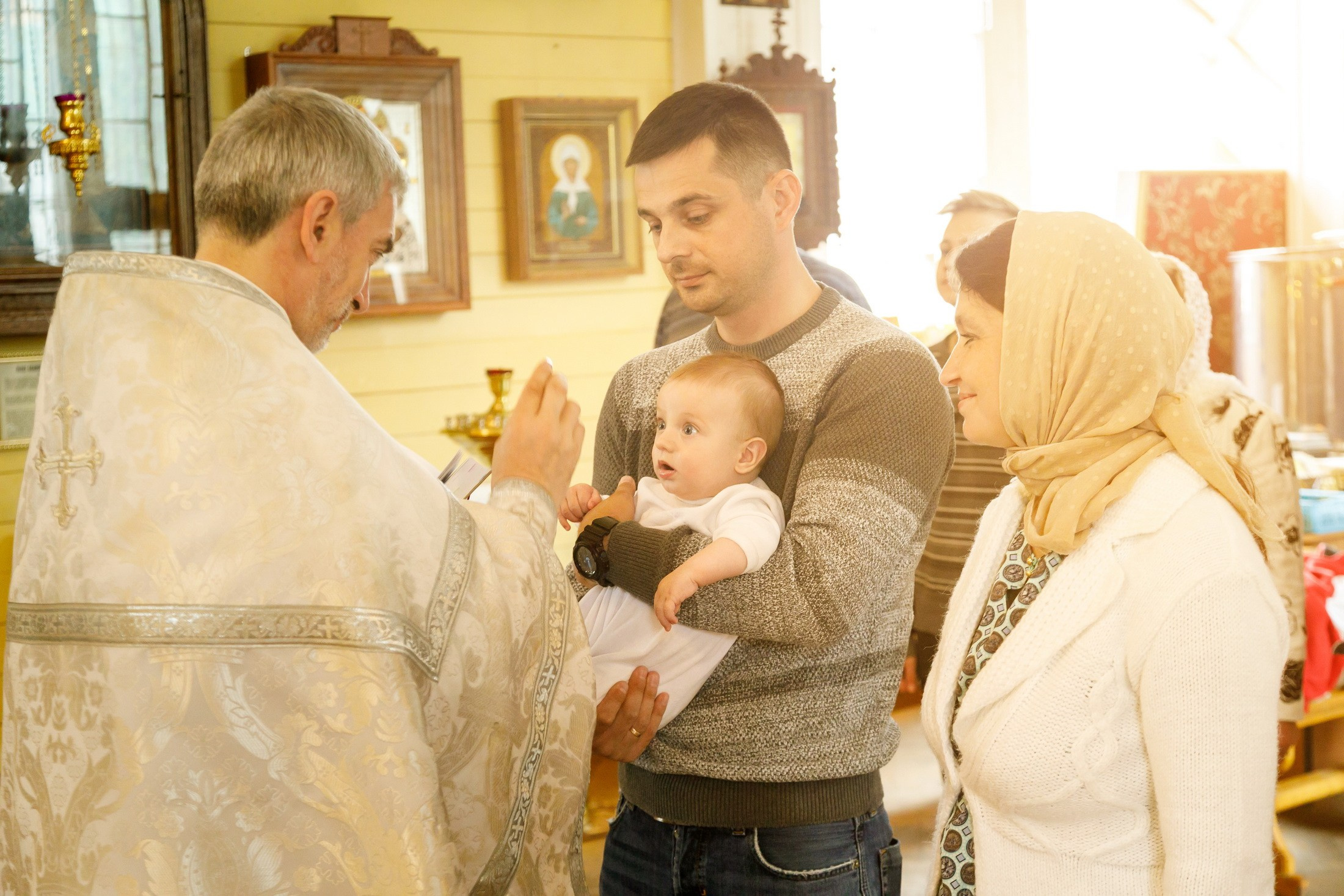 крещение ребенка Вырица храм Петра и Павла, где покрестить в Вырице лен области, крещение малыша, фотограф на крещение, сколько стоит индивидуальное крещение, цена крещения