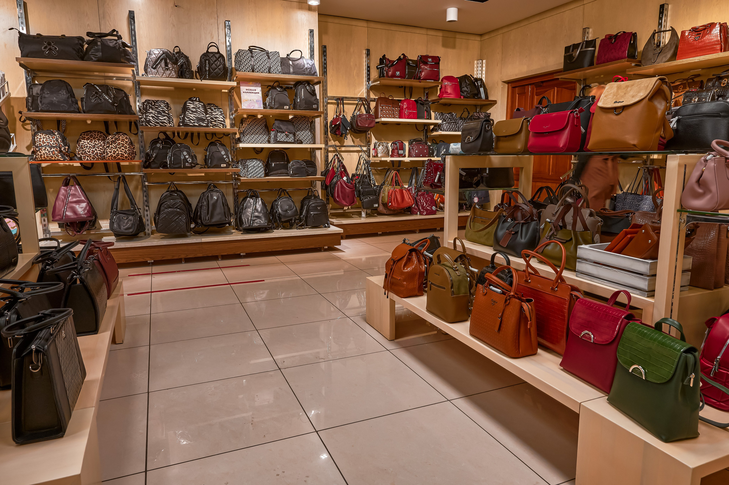 Портфолио по интерьерной и экстерьерной фотосъёмки: Мир сумок — Левый берег. Фотограф Яковлев Роман — Красноярск