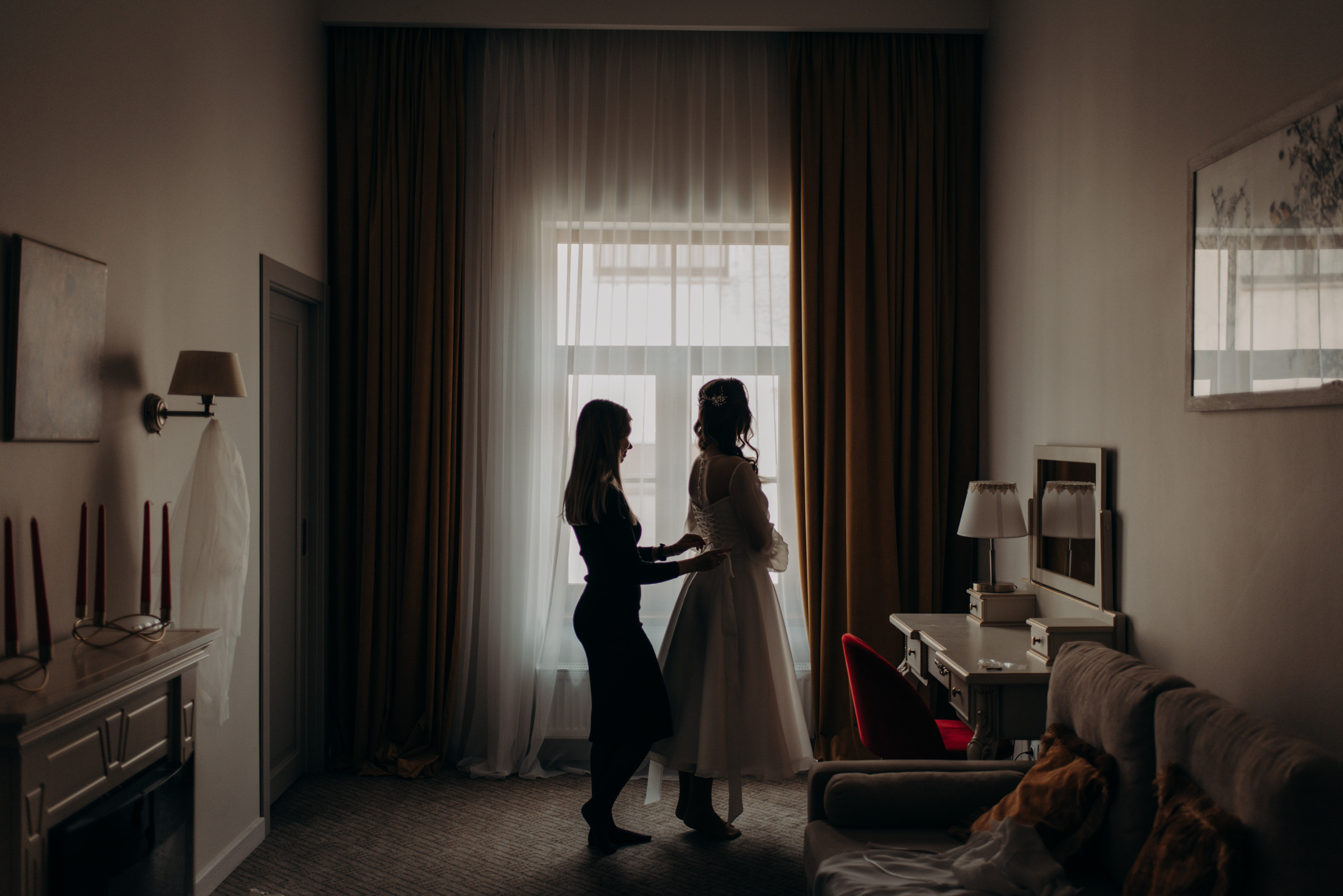 свадебная фотосессия сборов невесты и жениха в отеле Богема