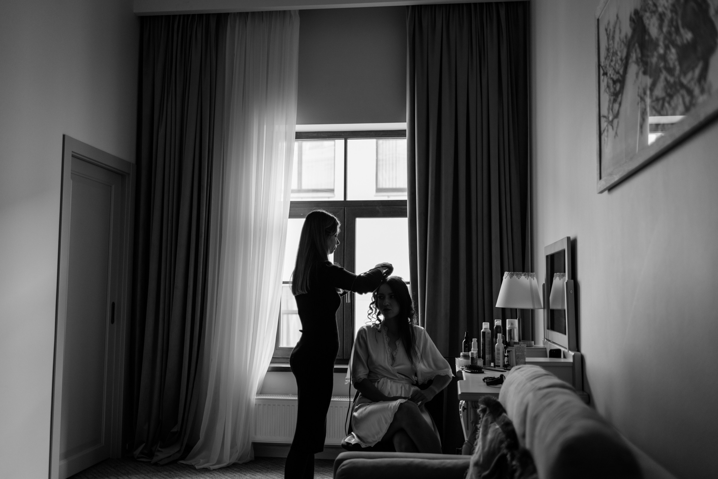 свадебная фотосессия сборов невесты и жениха в отеле Богема