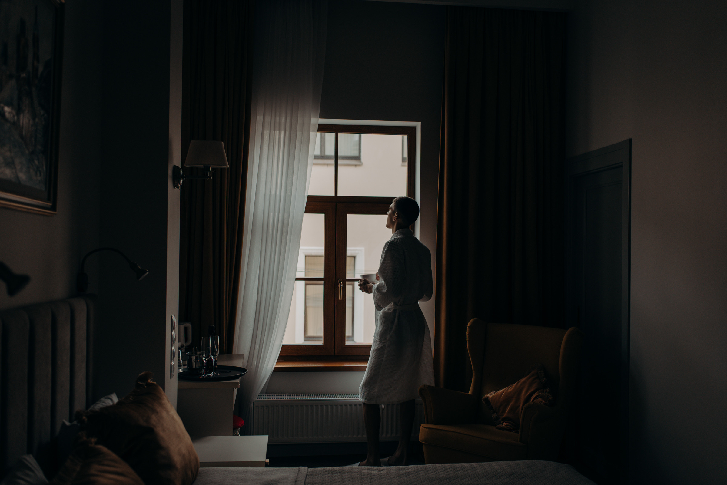 свадебная фотосессия сборов невесты и жениха в отеле Богема