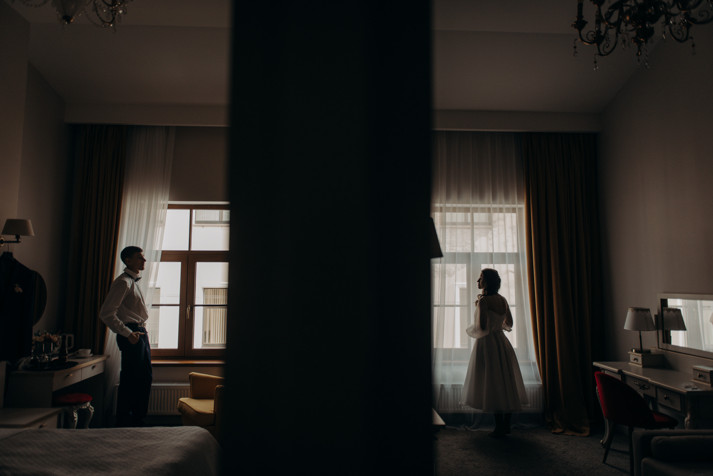 свадебная фотосессия сборов невесты и жениха в отеле Богема