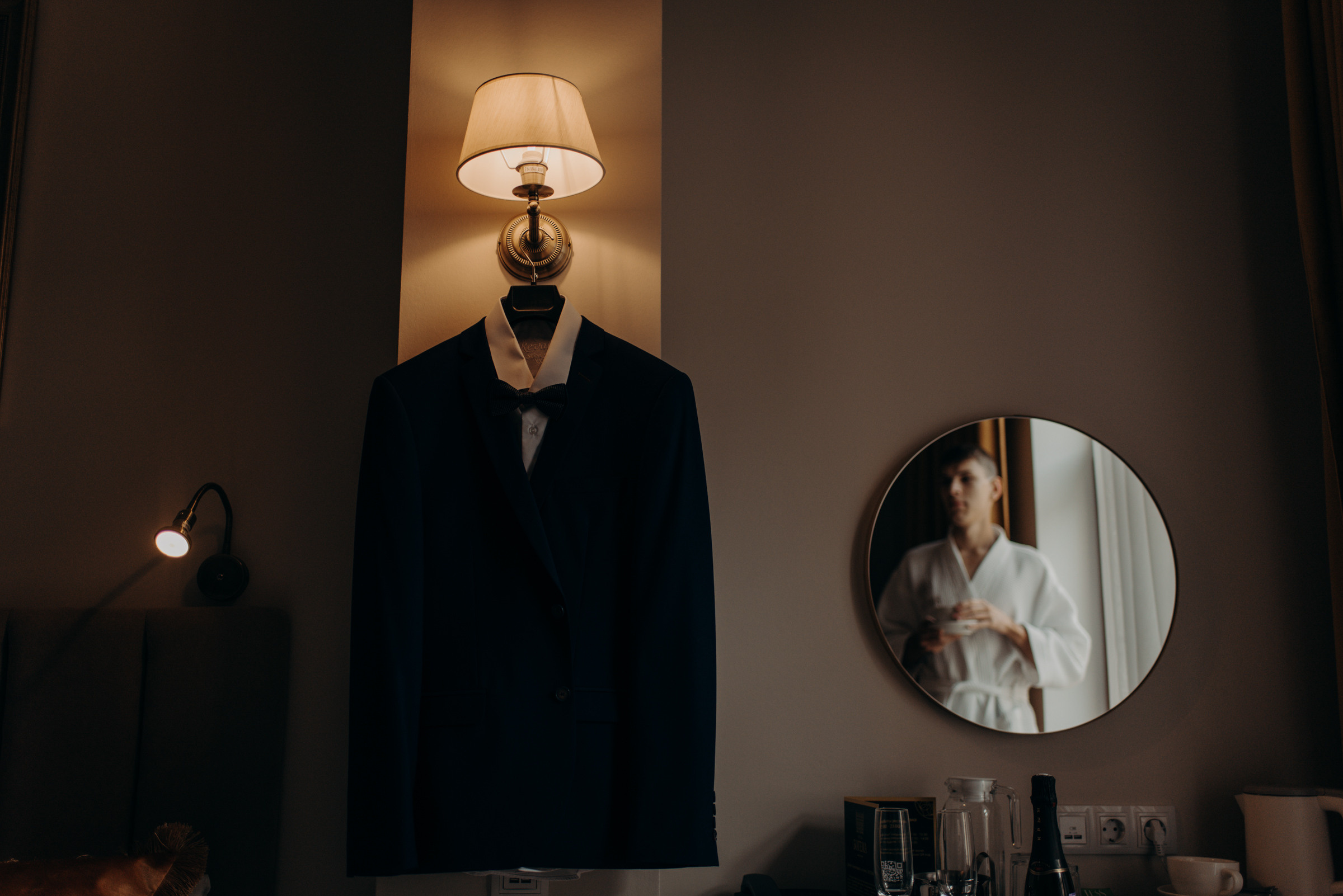 свадебная фотосессия сборов невесты и жениха в отеле Богема