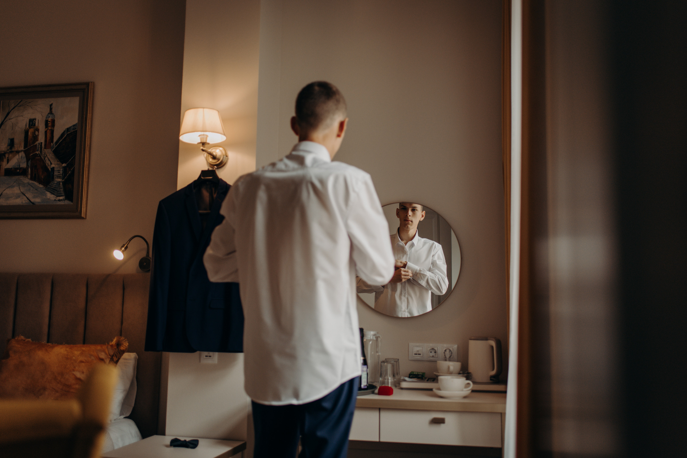 свадебная фотосессия сборов невесты и жениха в отеле Богема