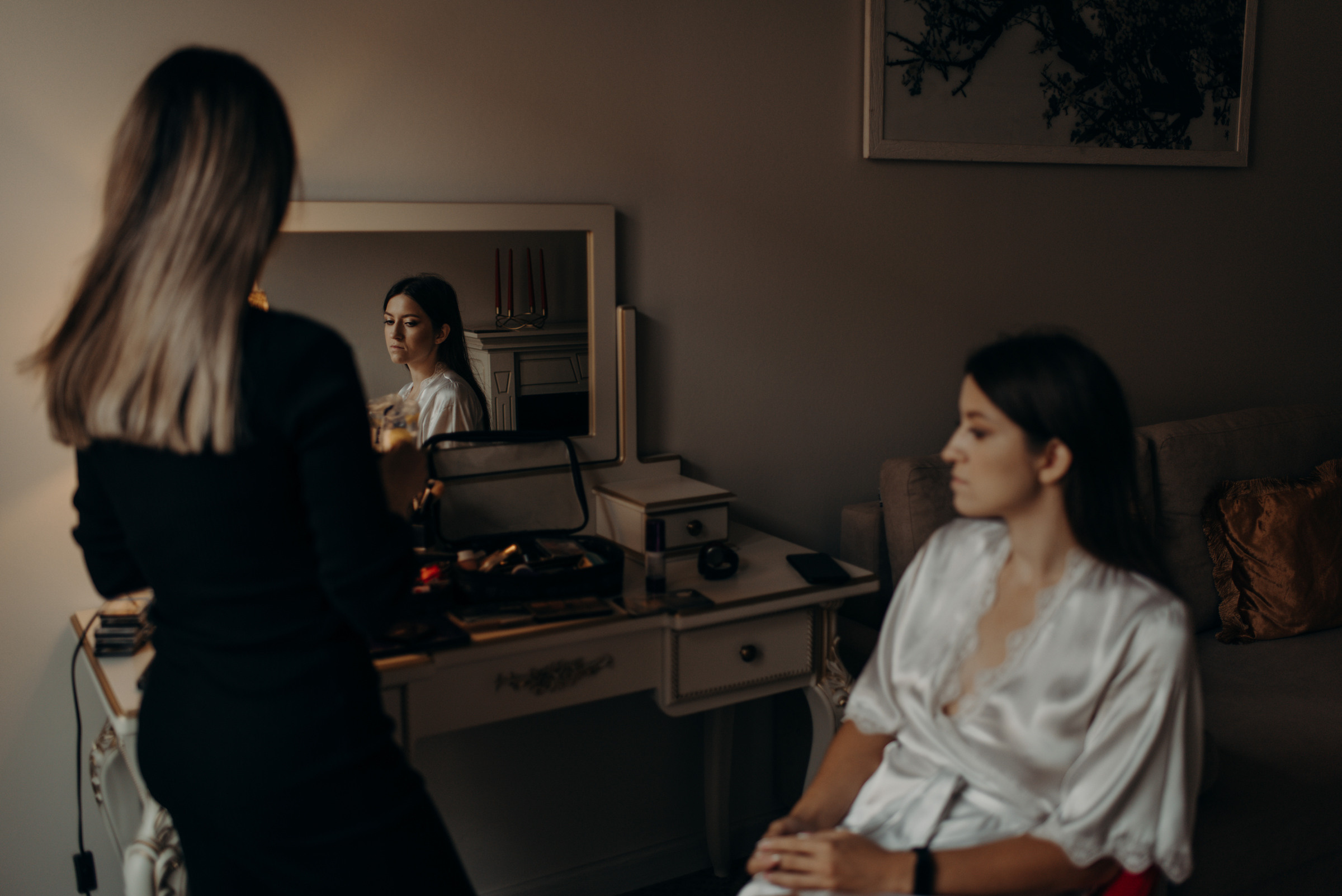 свадебная фотосессия сборов невесты и жениха в отеле Богема