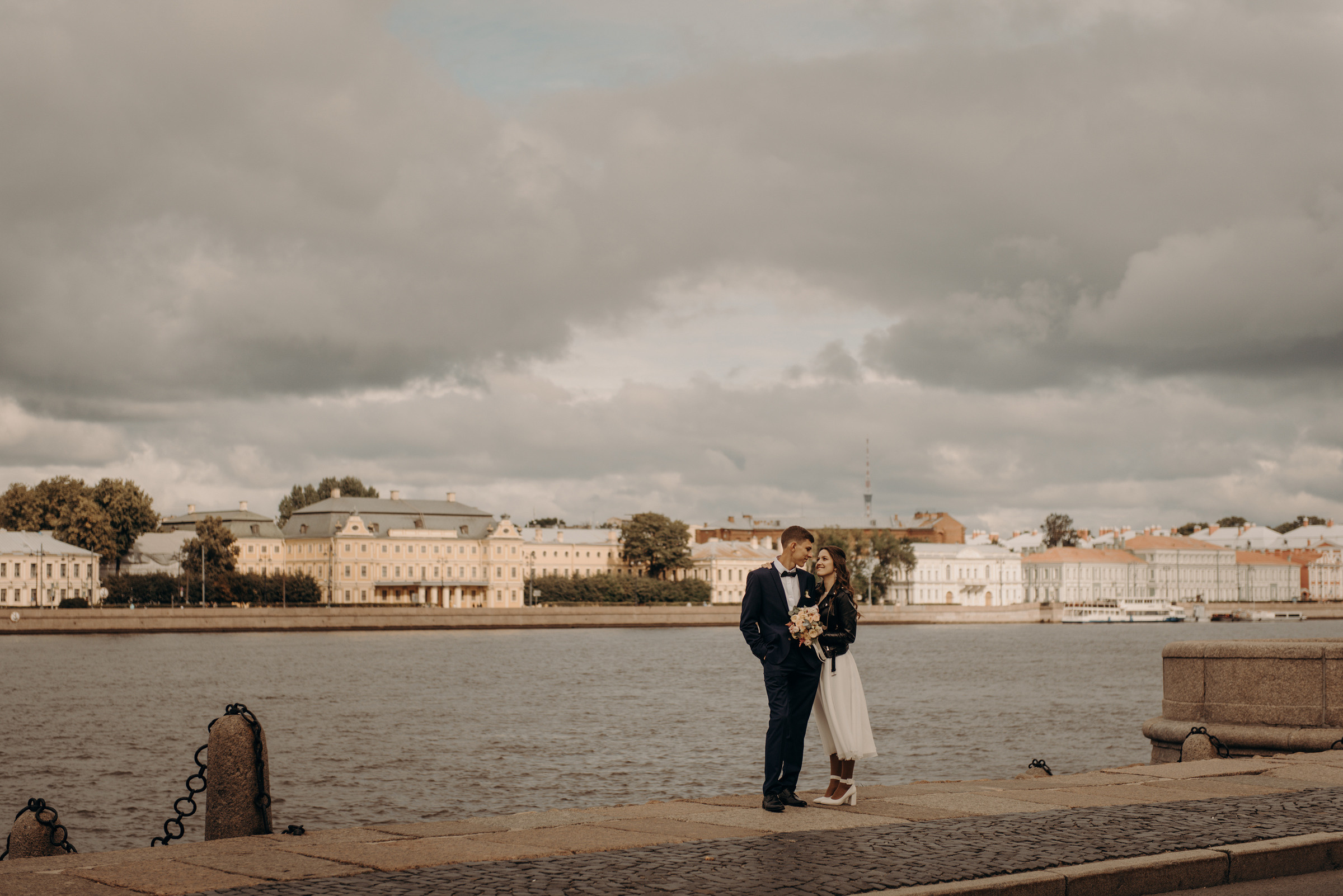 свадебная фотосессия на набережной Невы