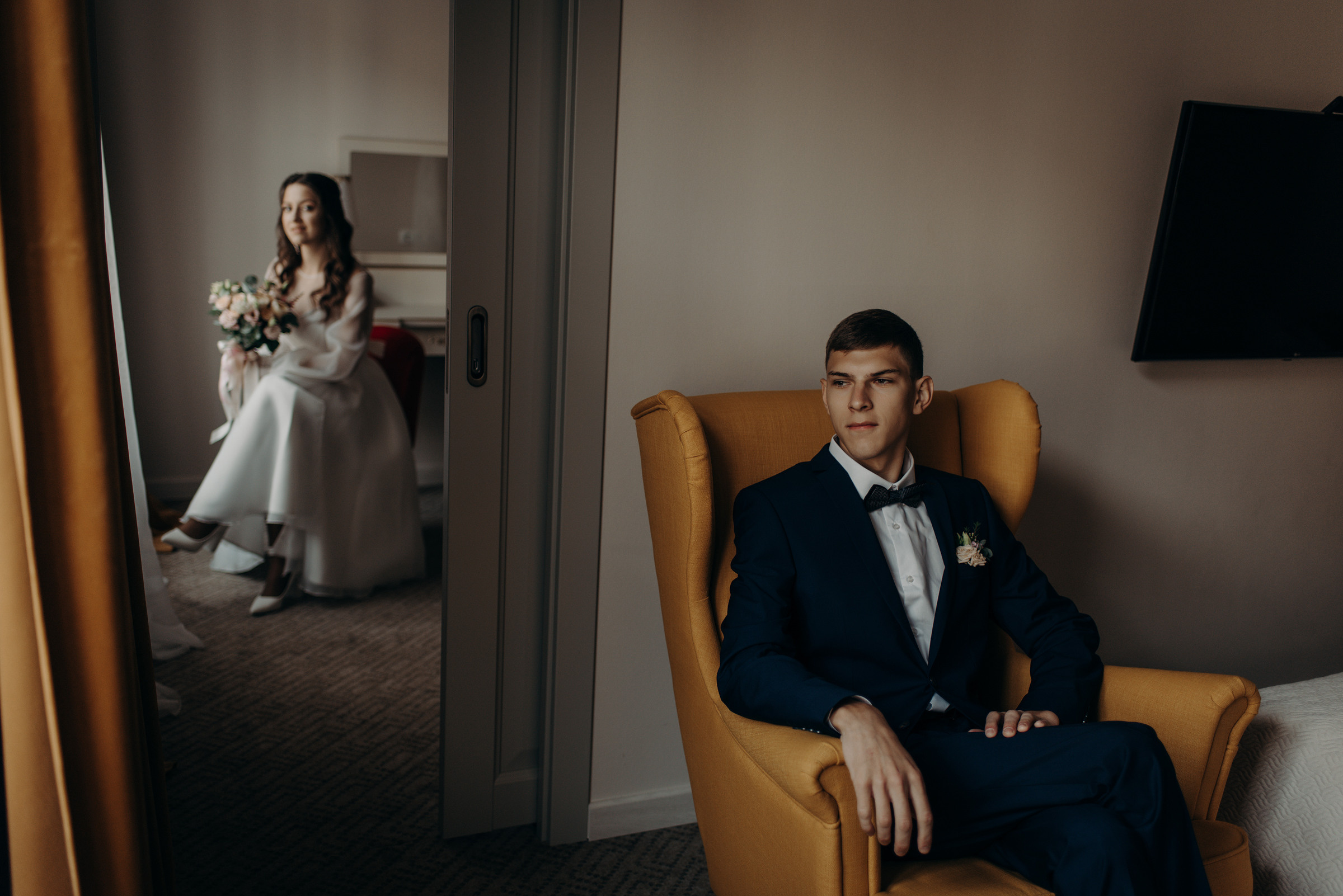 свадебная фотосессия сборов невесты и жениха в отеле Богема