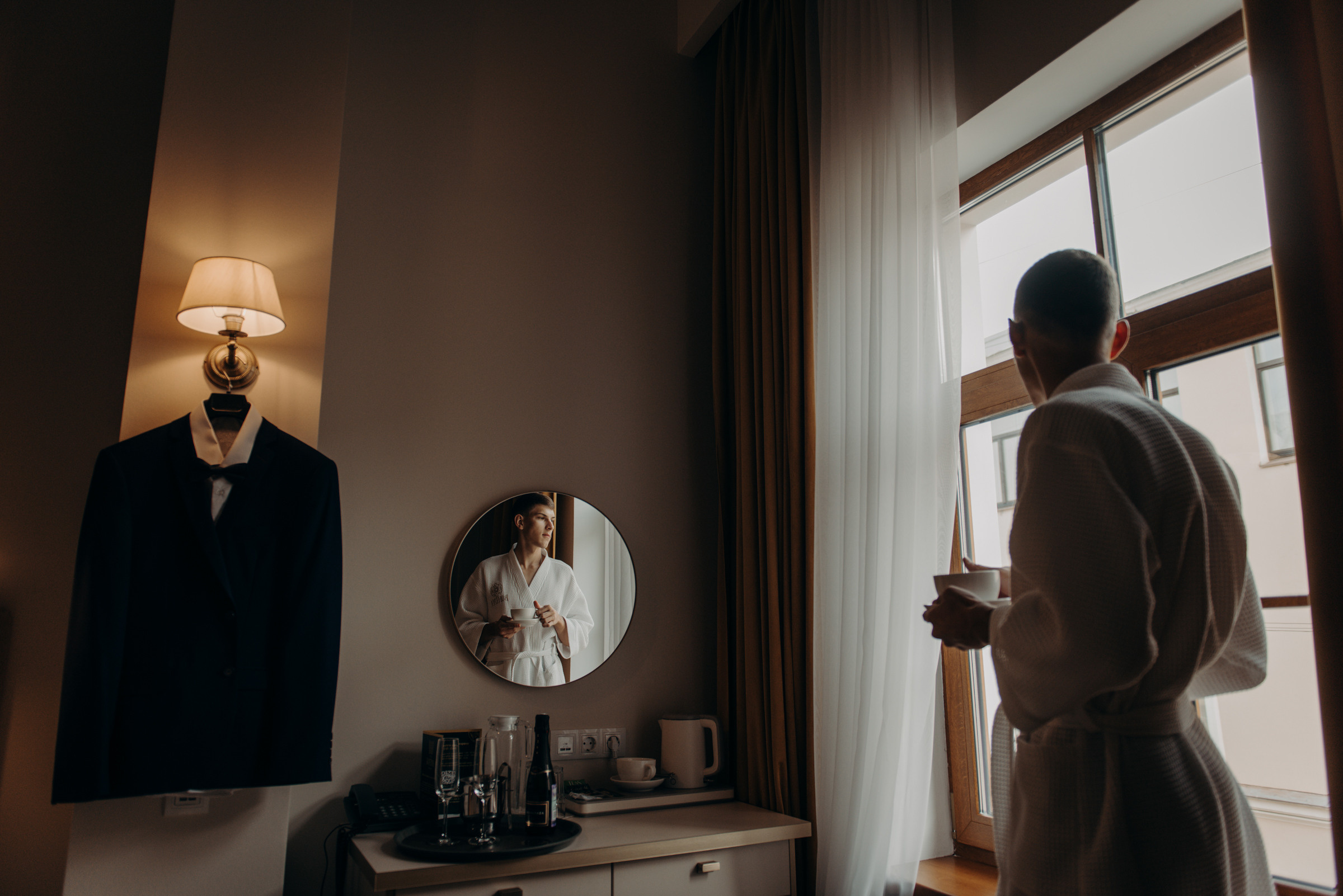 свадебная фотосессия сборов невесты и жениха в отеле Богема