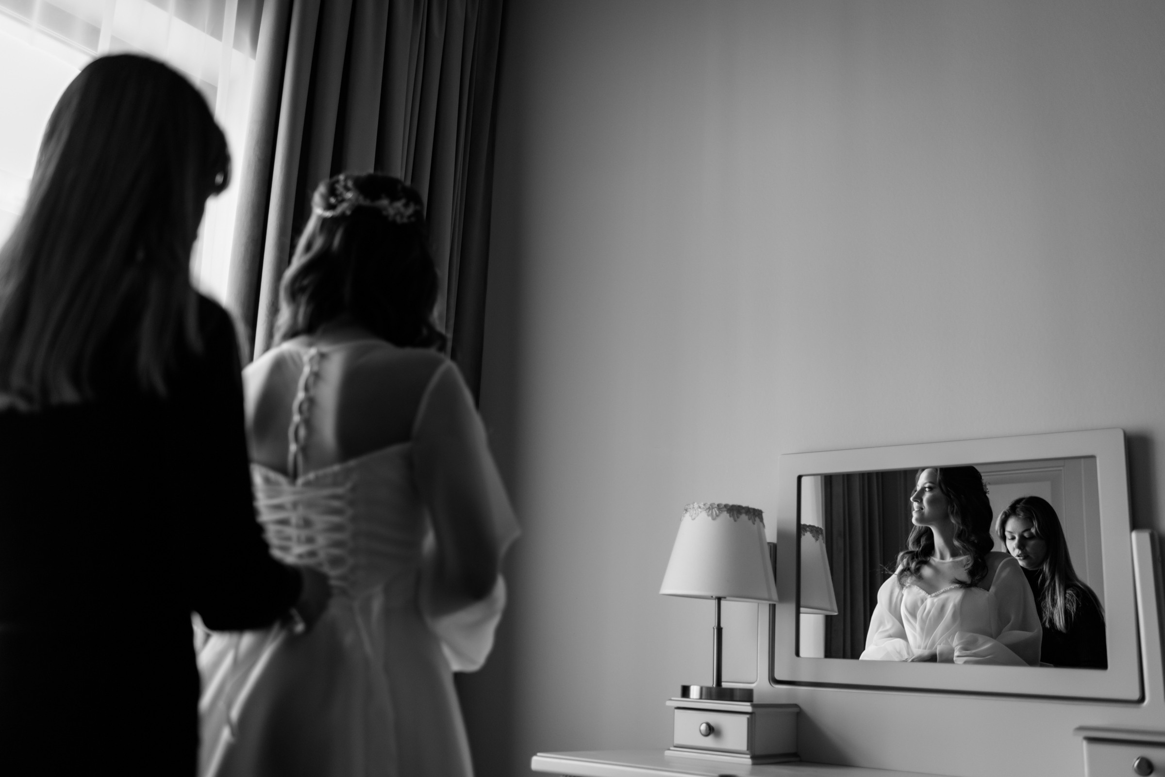 свадебная фотосессия сборов невесты и жениха в отеле Богема