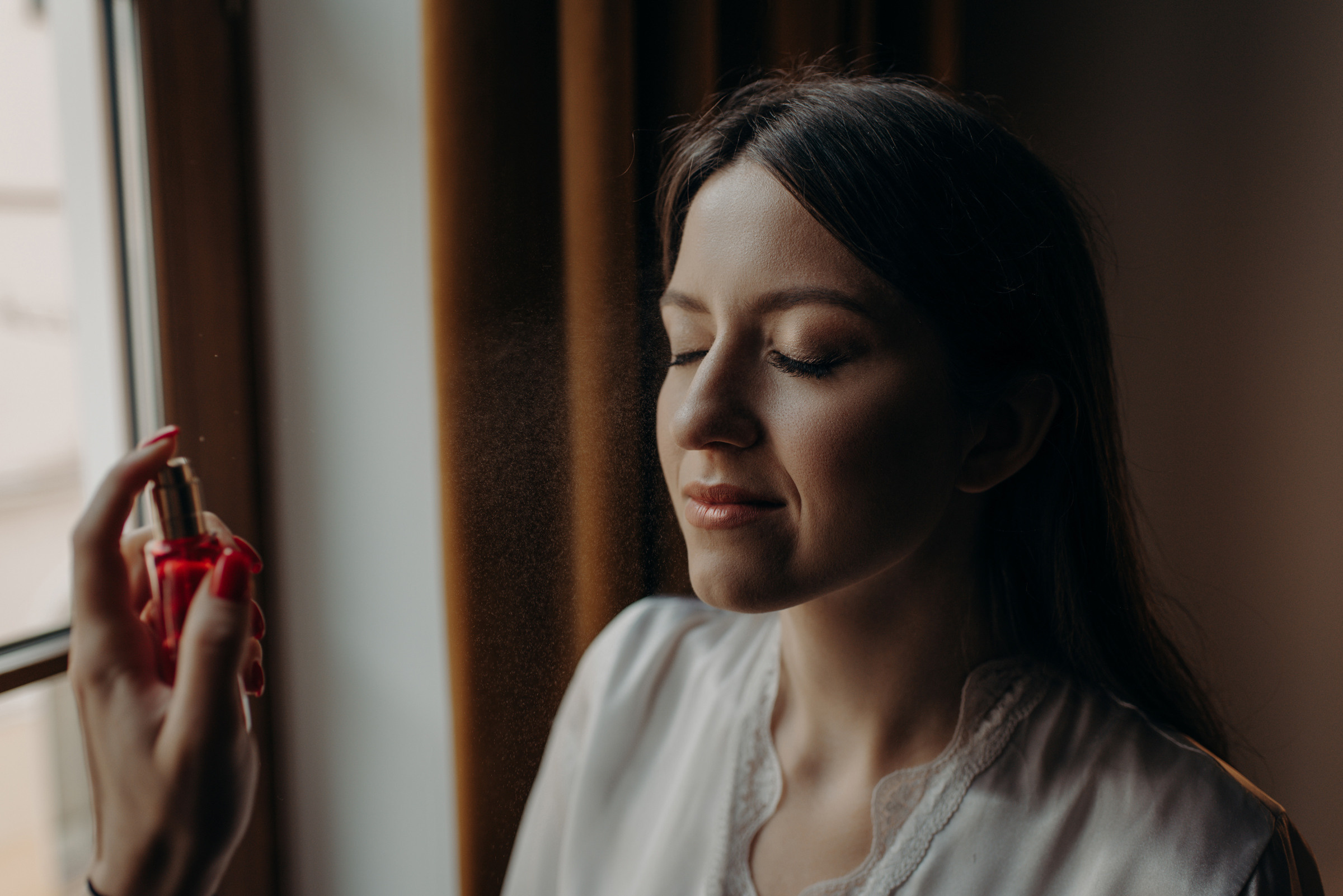 свадебная фотосессия сборов невесты и жениха в отеле Богема