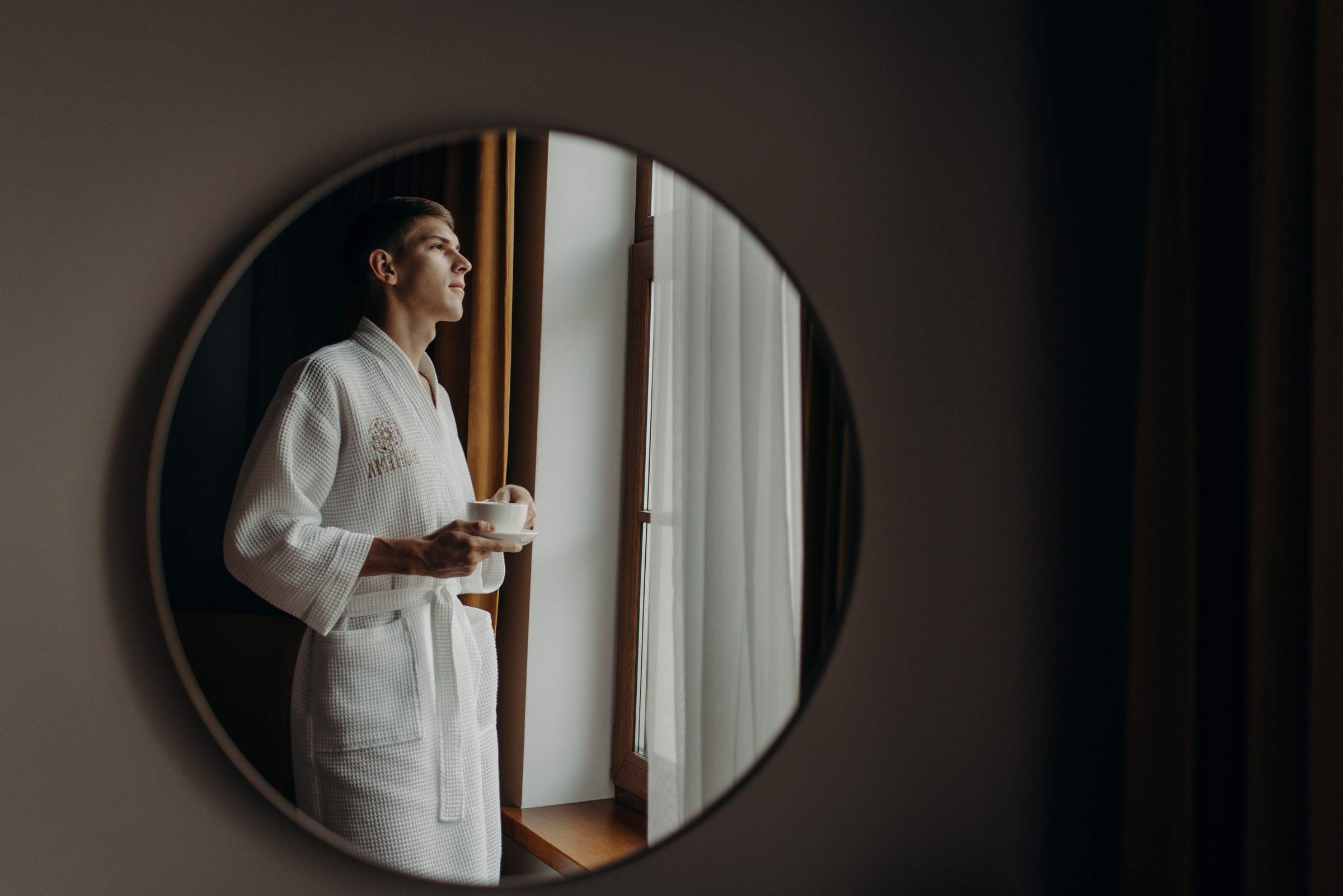 свадебная фотосессия сборов невесты и жениха в отеле Богема