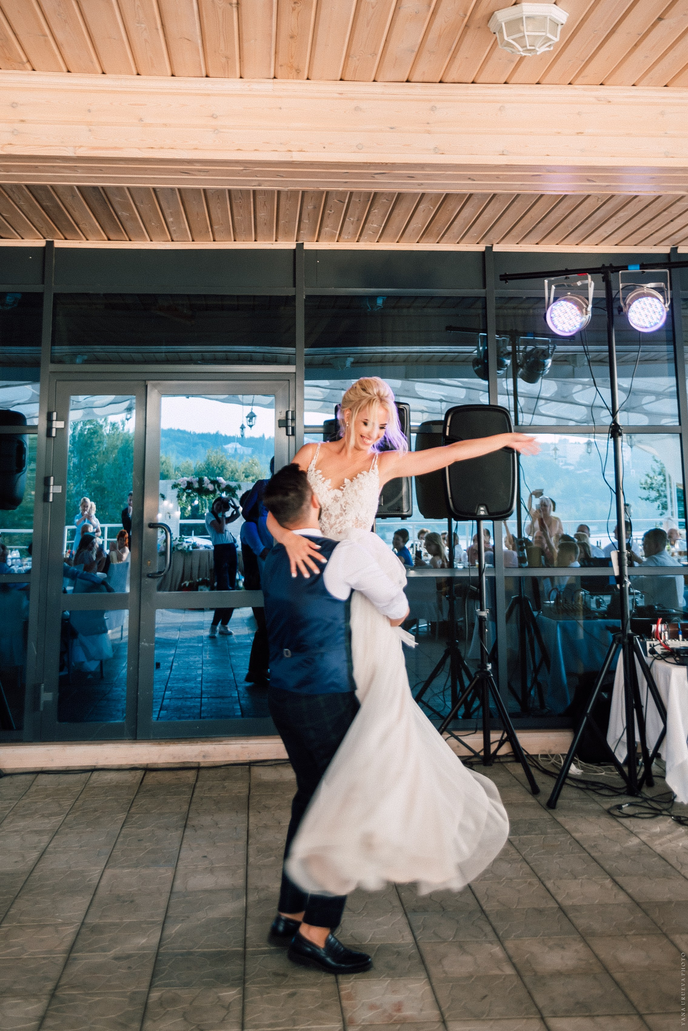 Жених поднял невесту и крутит во время первого танца