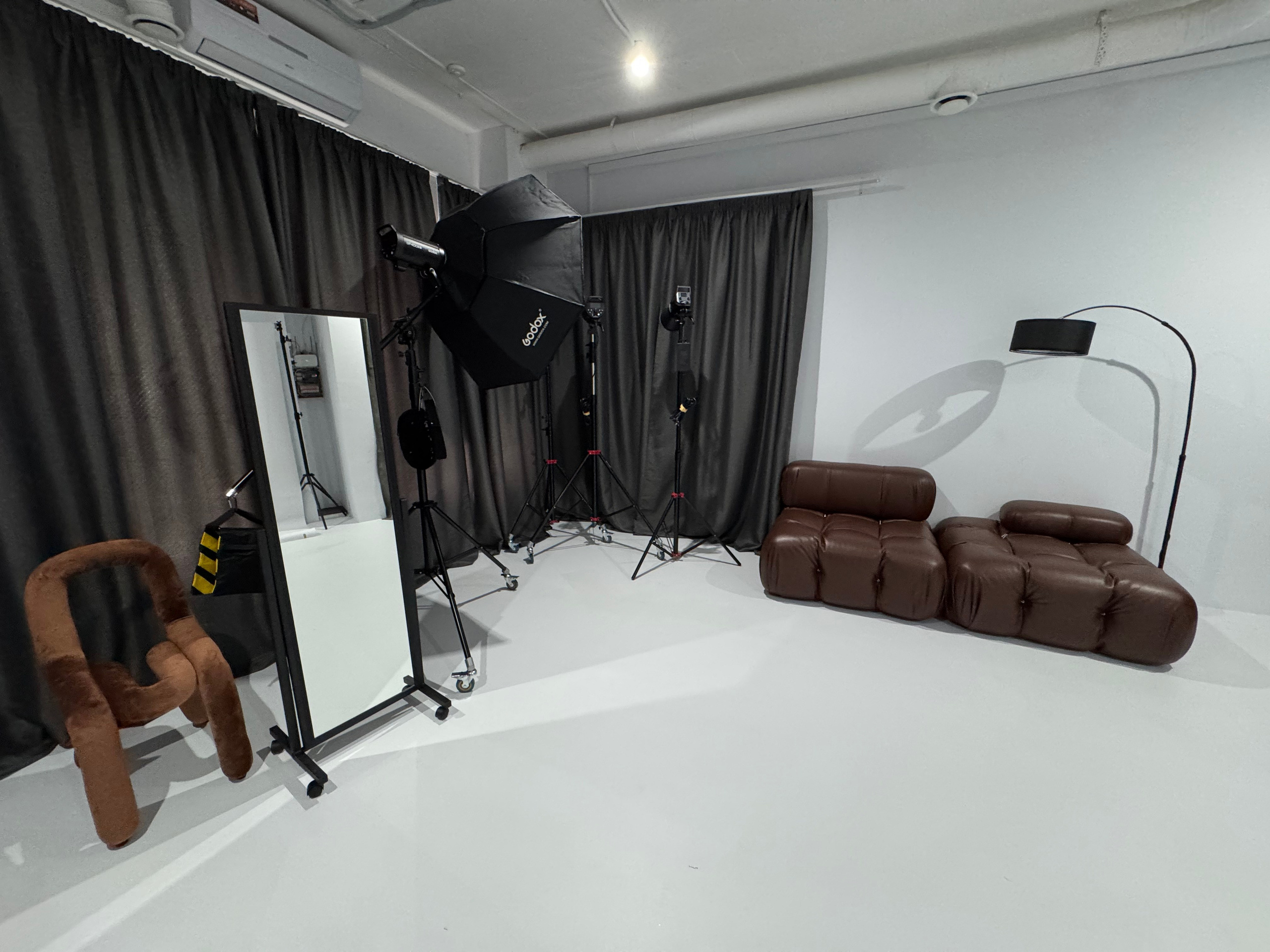 Аренда фотостудии в Уфе| Зал № 1 с естественным светом | LINZA PHOTO. Аренда фотостудии в Уфе | LINZA Photo — 2 зала с оборудованием